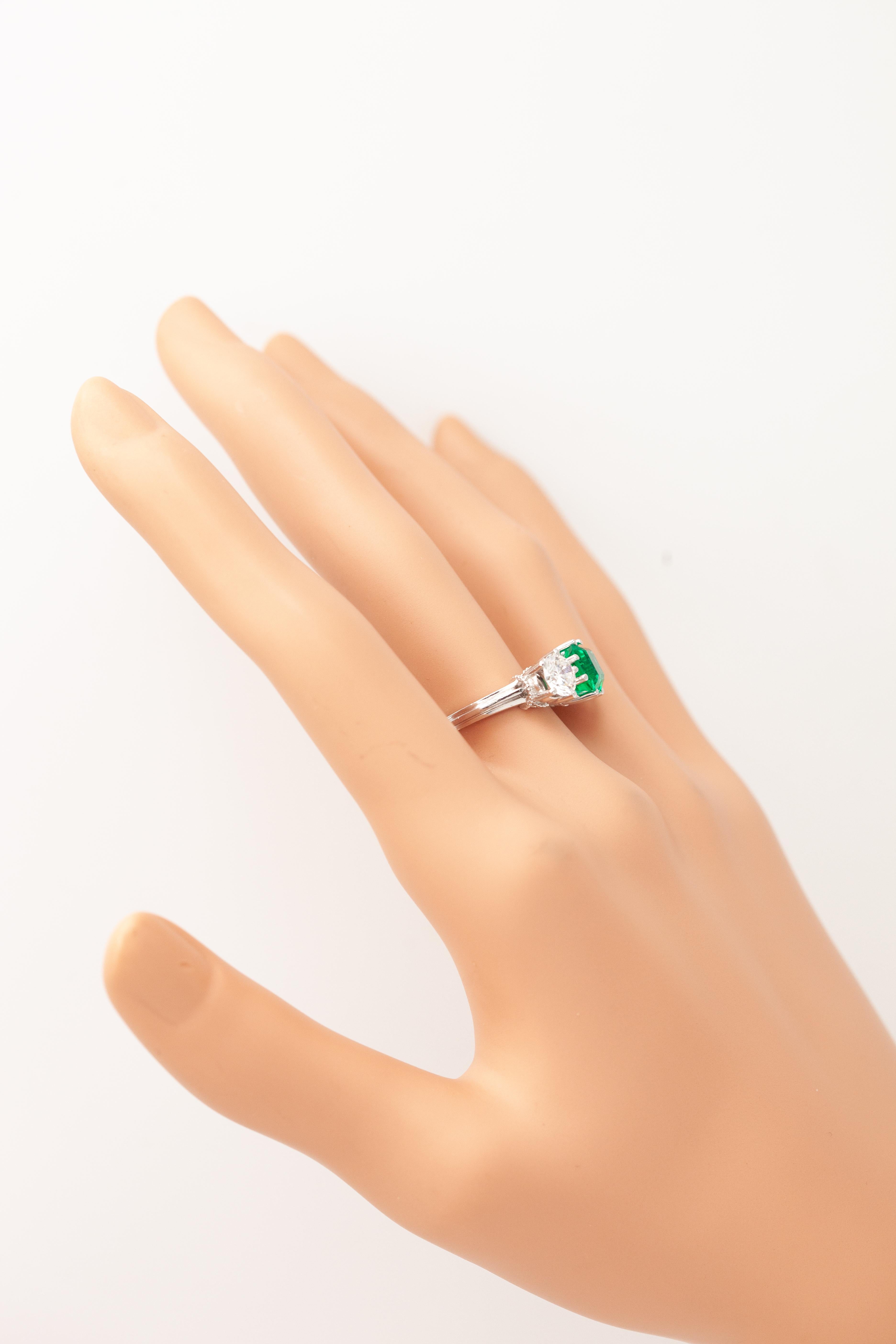 GIA zertifiziert NO OIL kolumbianischen Smaragd Diamant Platin Drei-Stein-Ring im Zustand „Hervorragend“ im Angebot in New York, NY