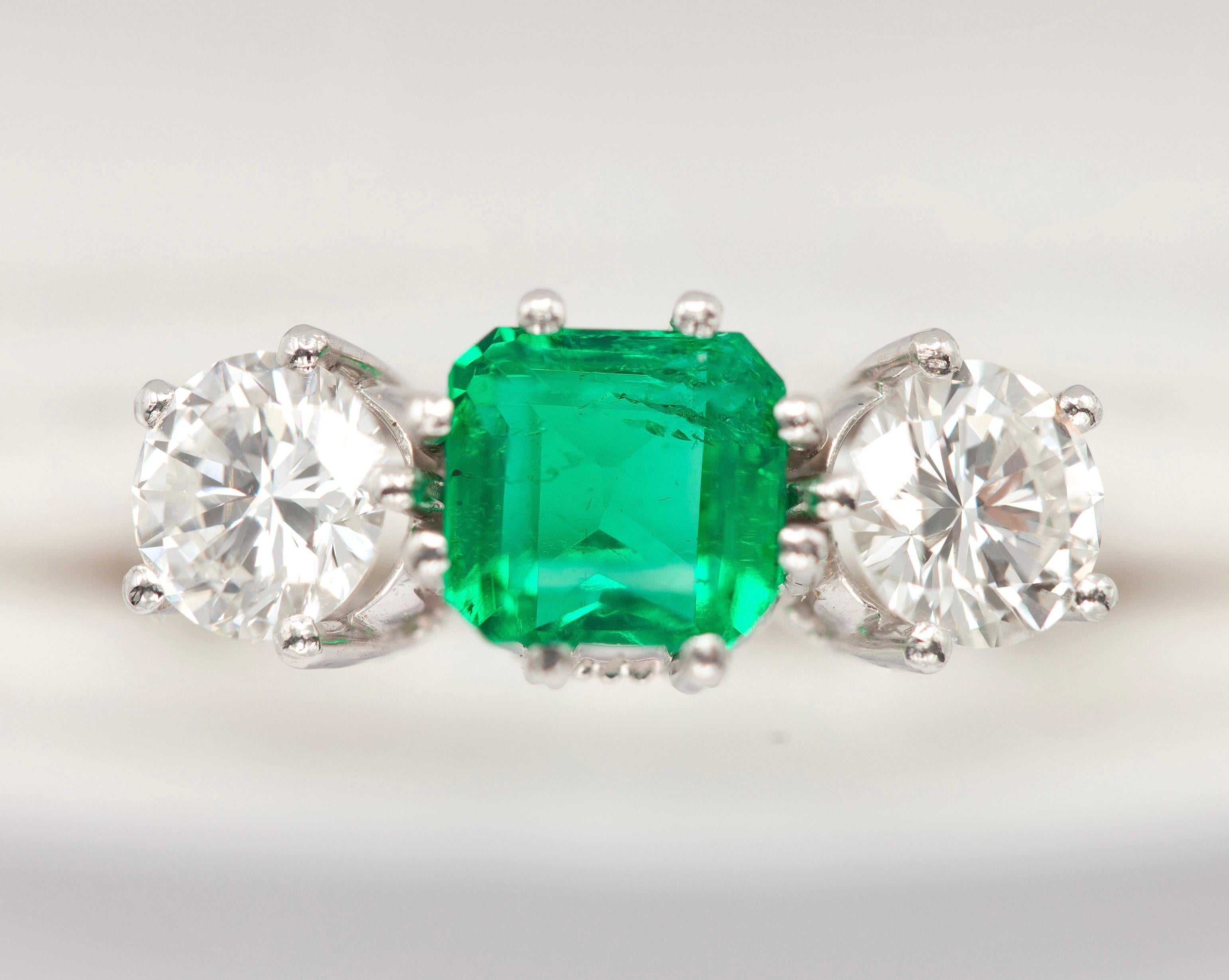GIA zertifiziert NO OIL kolumbianischen Smaragd Diamant Platin Drei-Stein-Ring im Angebot 2