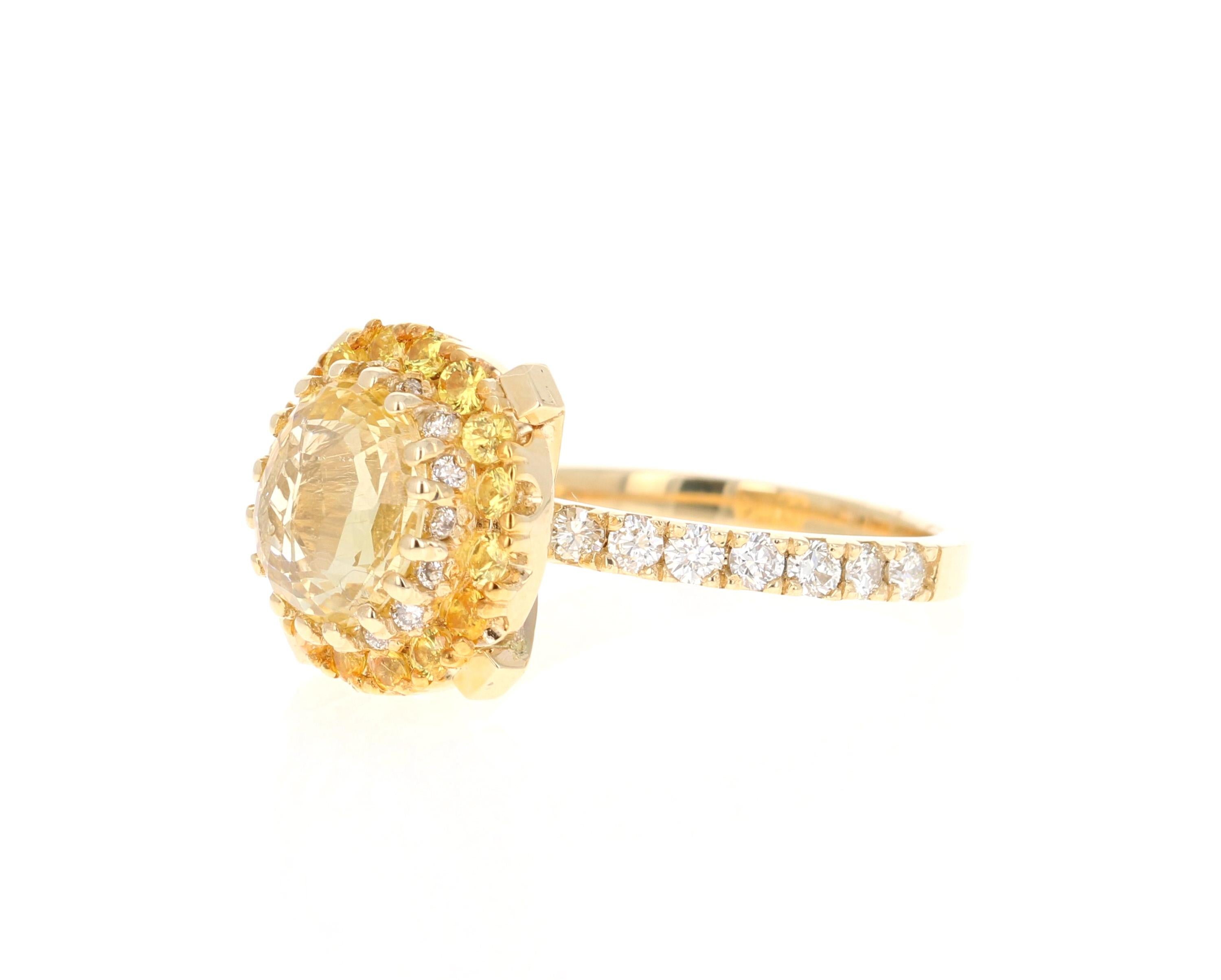 Contemporain Bague de fiançailles en or jaune 14 carats avec saphir jaune non chauffé et diamant certifié GIA en vente