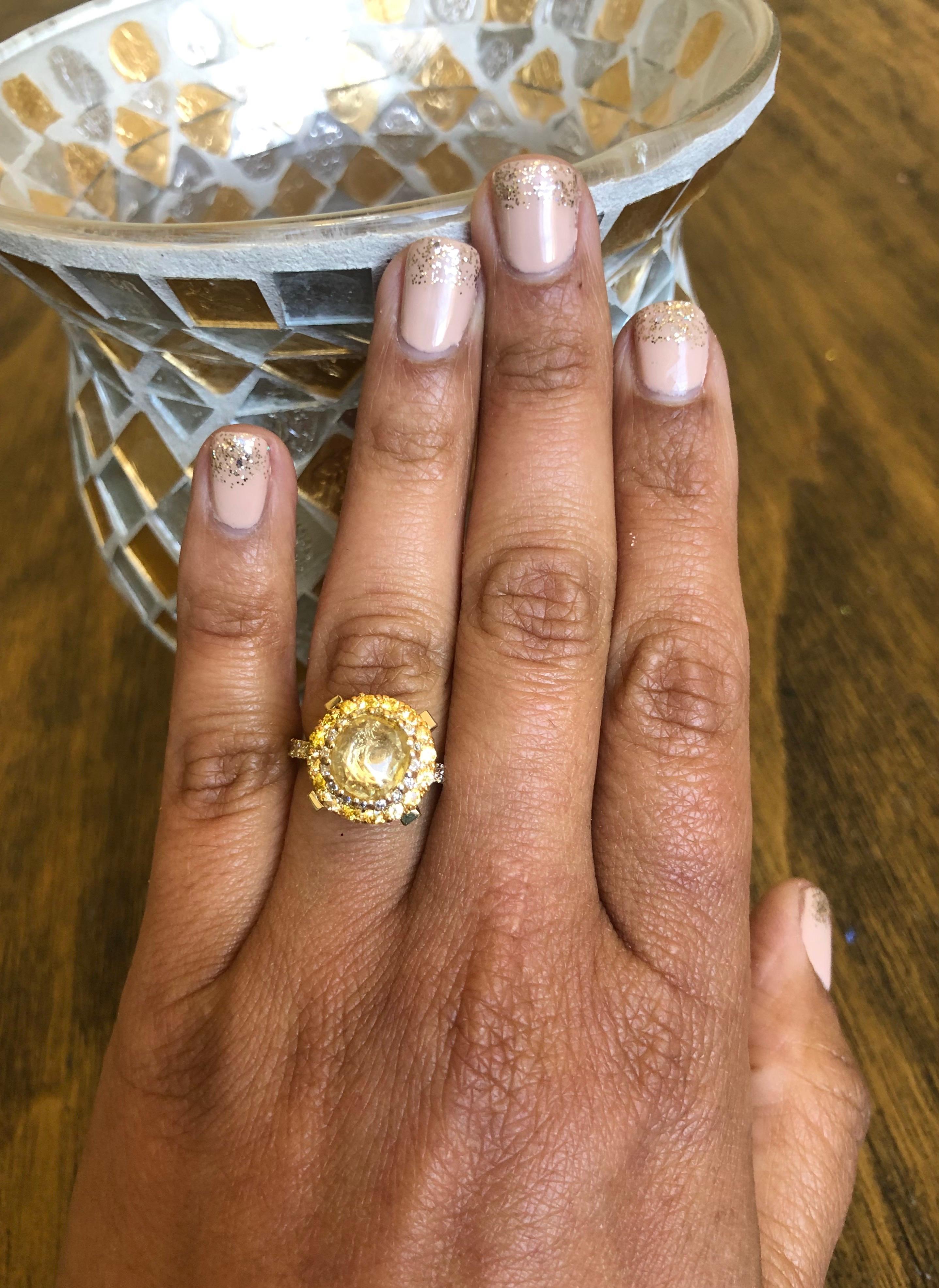 Bague de fiançailles en or jaune 14 carats avec saphir jaune non chauffé et diamant certifié GIA Pour femmes en vente