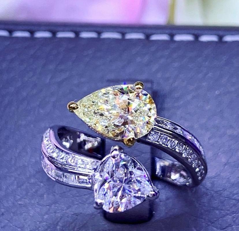 Une pièce d'art exquise, faite à la main, au design exclusif en or 18 carats, avec un diamant jaune brunâtre de fantaisie certifié par le GIA de 1,50 ct, VS2, et un diamant taille cœur certifié par le GIA de 1 ct. 
carat, I/VS2, et autour de