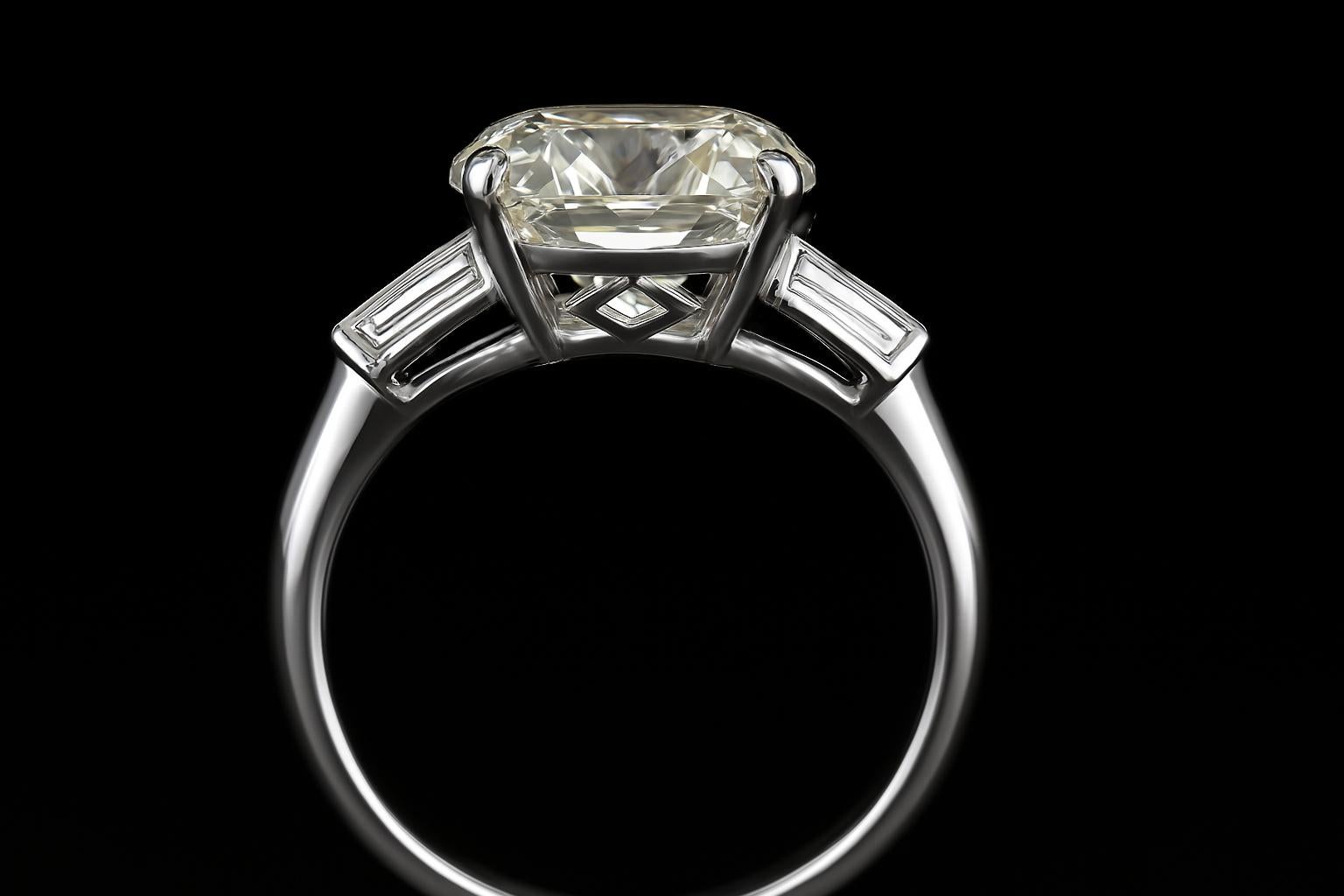 GIA Certified Old Mine Cut Diamond and Tapered Baguette Platinum Ring (Art déco) im Angebot