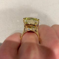 Anillo con un diamante amarillo «fancy» de 23,01 quilates, único en su género y certificado por el GIA