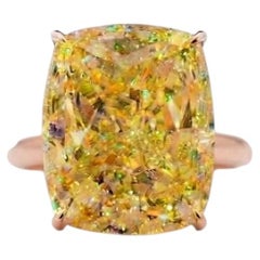 Anillo con un diamante amarillo «fancy» de 23,01 quilates, único en su género y certificado por el GIA