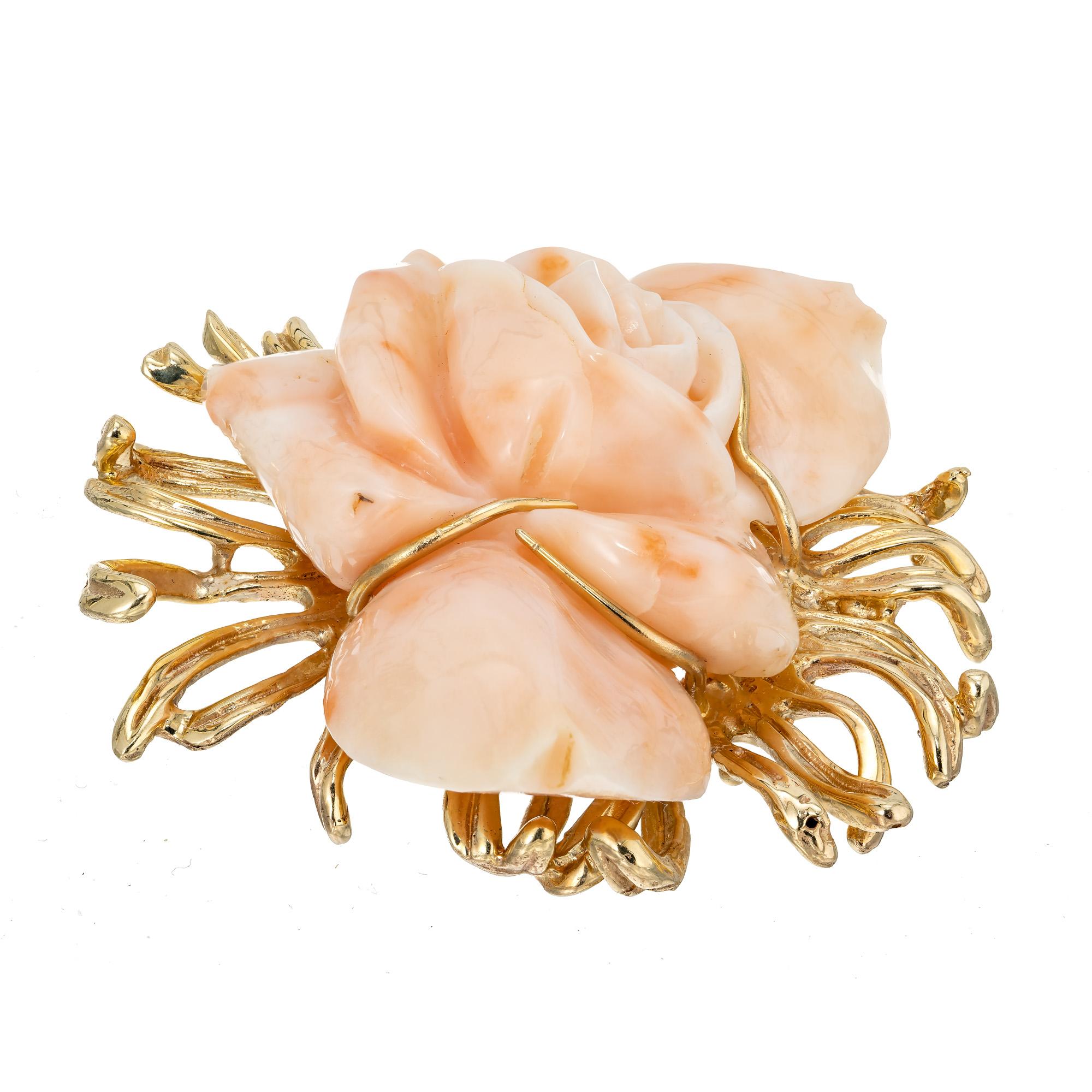 Taille ronde Broche fleur sculptée en or jaune, corail rose et orange, certifiée GIA en vente