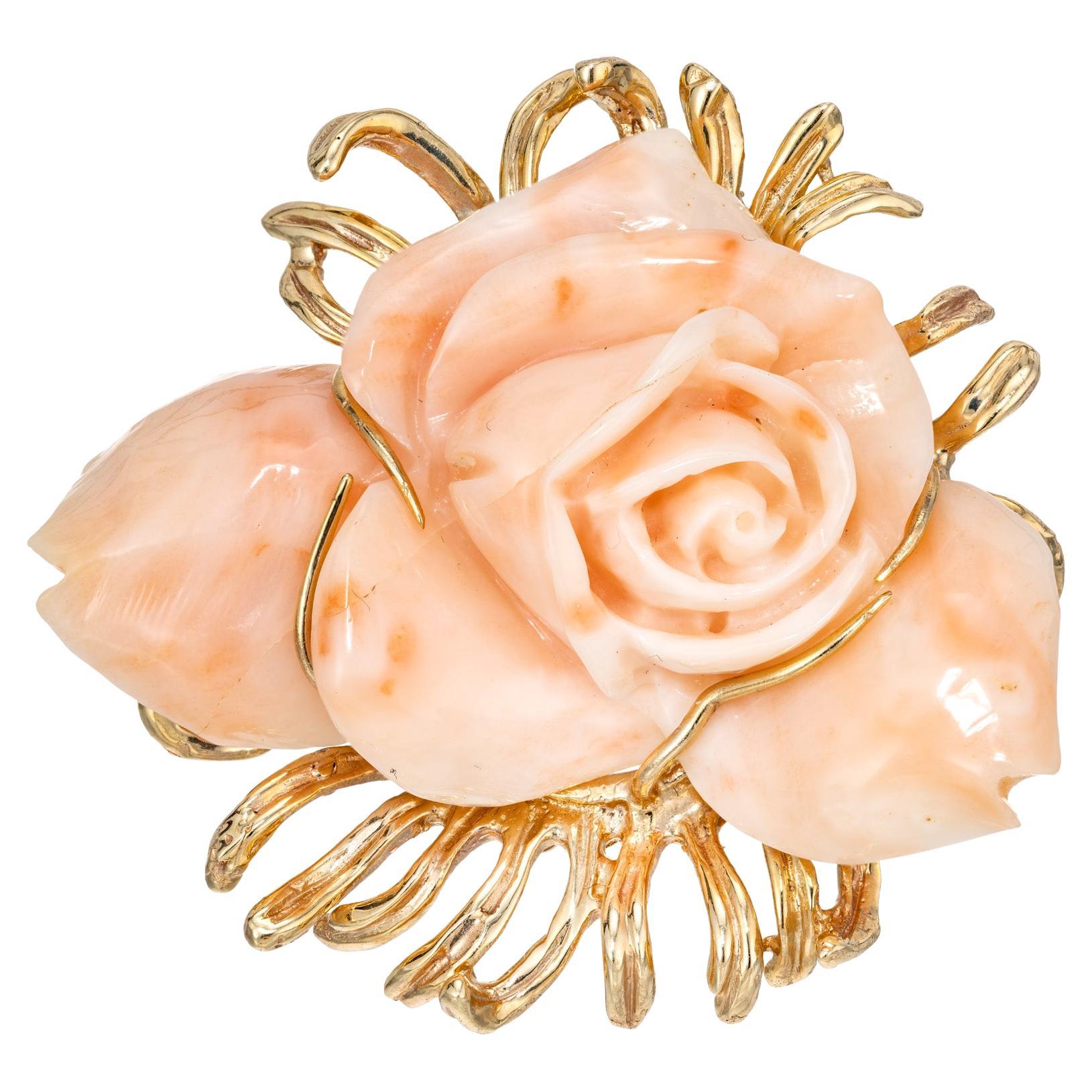 Broche fleur sculptée en or jaune, corail rose et orange, certifiée GIA en vente