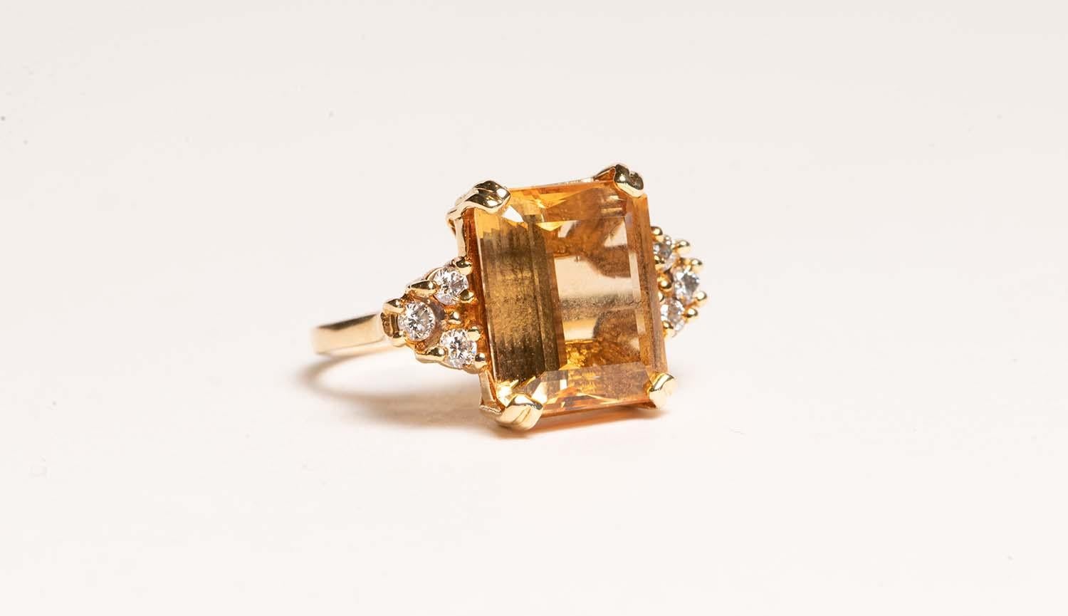 Squisito anello di proprietà con topazio giallo arancio e diamanti, certificato GIA, stimato 8,5 carati

Un anello d'epoca da collezione con uno straordinario Topazio Giallo Orangiato dal taglio smeraldo, del peso di circa 8,5 carati e certificato