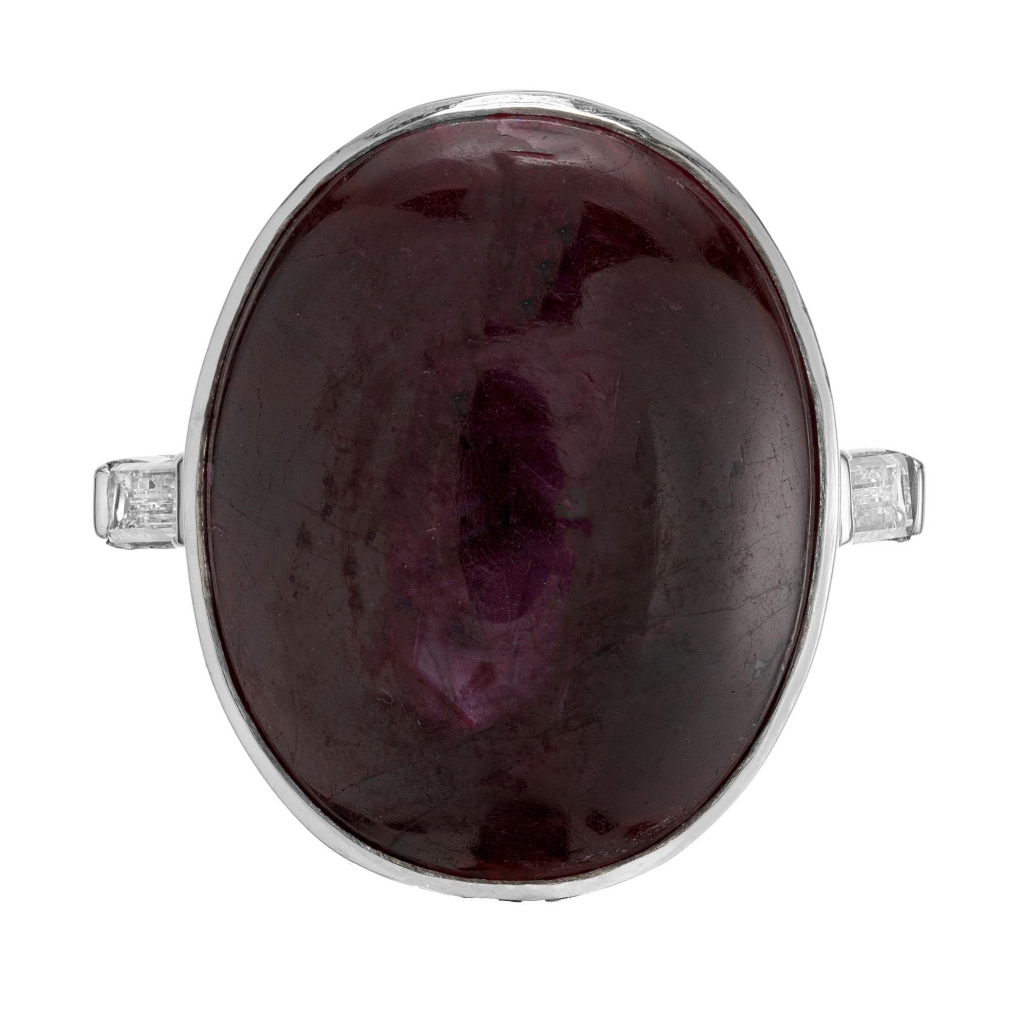 Bague cocktail en platine sertie d'un rubis cabochon ovale et de diamants. Diamant baguette serti à la main, avec un grand centre en rubis rouge pourpre foncé de 17,90 ct, entièrement naturel, sans chaleur ni amélioration. 

17.90ct cabochon de