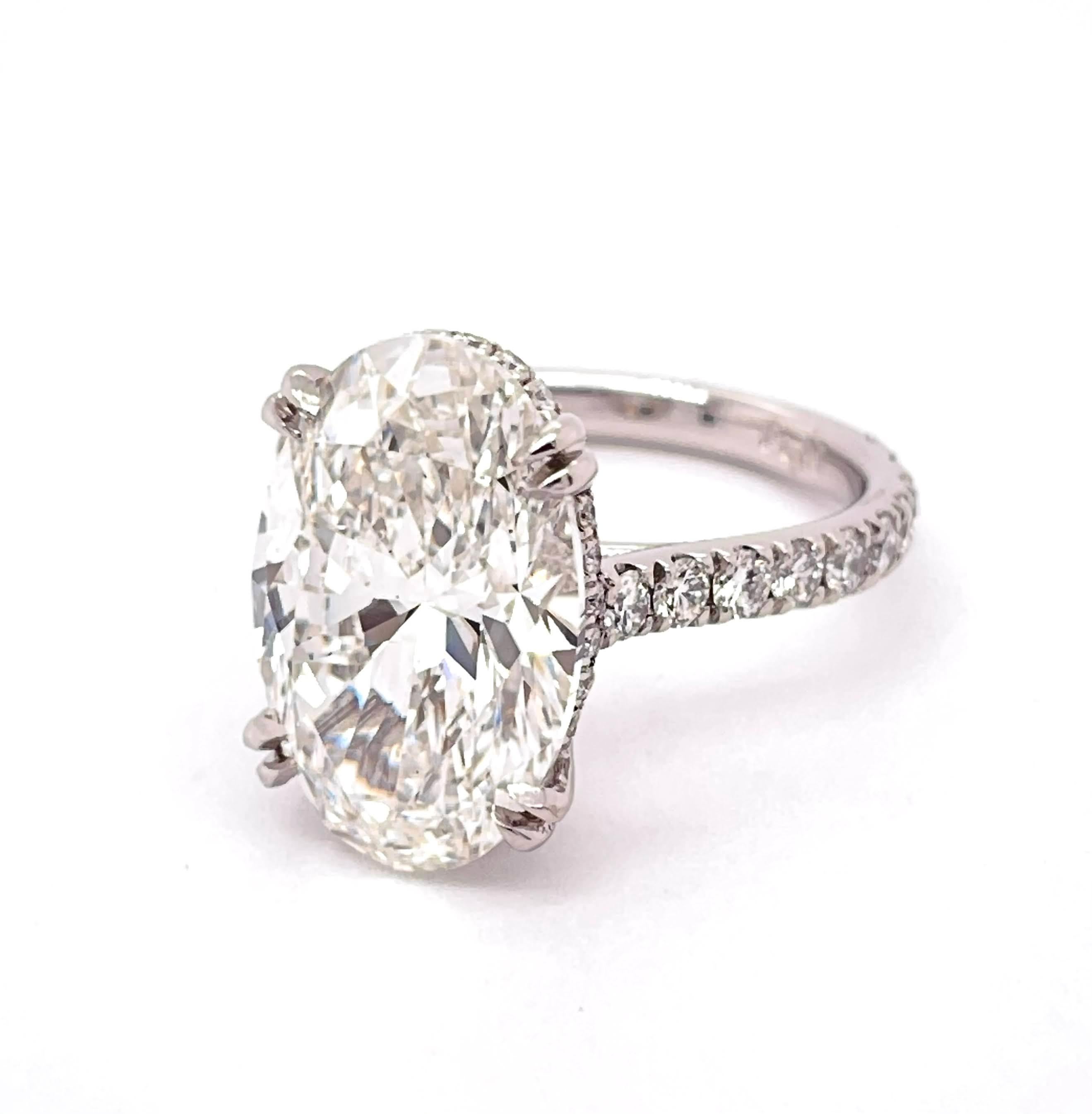 GIA-zertifiziert Elongated Oval Diamond 7,53, G Farbe VS2 Clarity, und Diamant Akzent Steine kommt auf 1,02 Karat Gesamtgewicht. Hergestellt in einer wunderschönen Platinfassung. Diamanten in Zangenfassung auf dem Schaft mit vier Zacken, die die