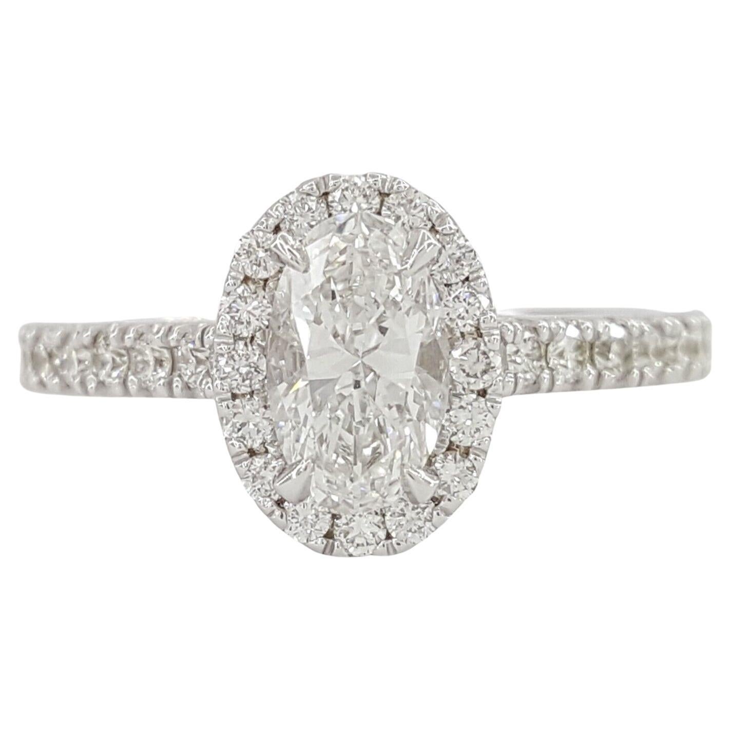 Verlobungsring aus 14 Karat Weißgold mit GIA-zertifiziertem ovalem Diamant-Halo im Brillantschliff