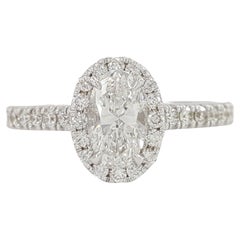 Anillo de compromiso de oro blanco de 14k con halo de diamantes talla brillante oval certificado por el GIA