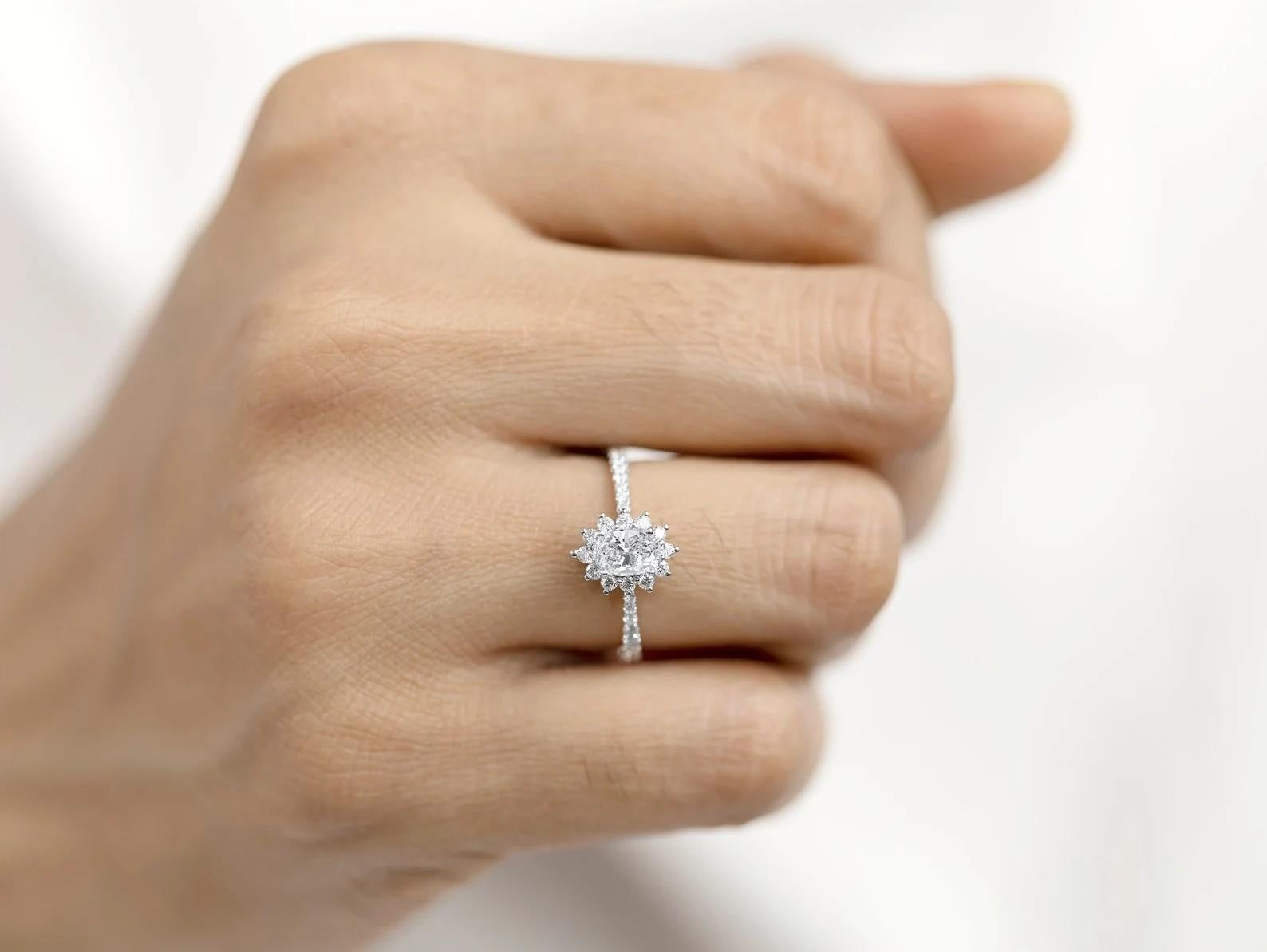 Cette magnifique bague de fiançailles de type halo en diamant ovale taillé en brillant a été réalisée en or 14 carats. Il est serti à la main de 0,80 carats de diamants étincelants. 

Créez votre héritage sur mesure
Chez MEGHNA JEWELS, nous offrons