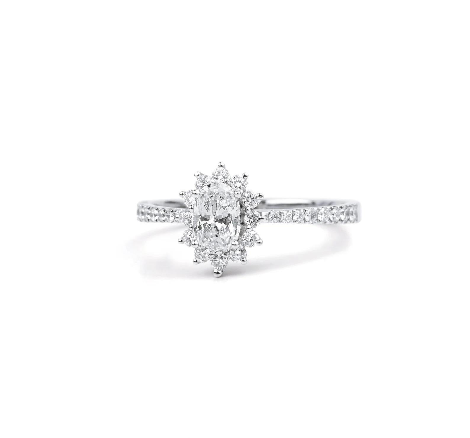 Contemporain Bague de fiançailles en or blanc 14K certifiée GIA, diamant ovale taillé en brillant Halo en vente
