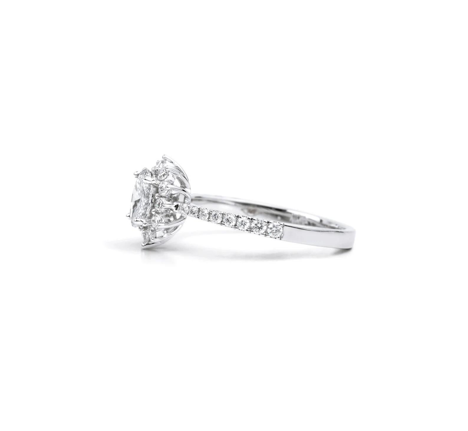 Taille ovale Bague de fiançailles en or blanc 14K certifiée GIA, diamant ovale taillé en brillant Halo en vente