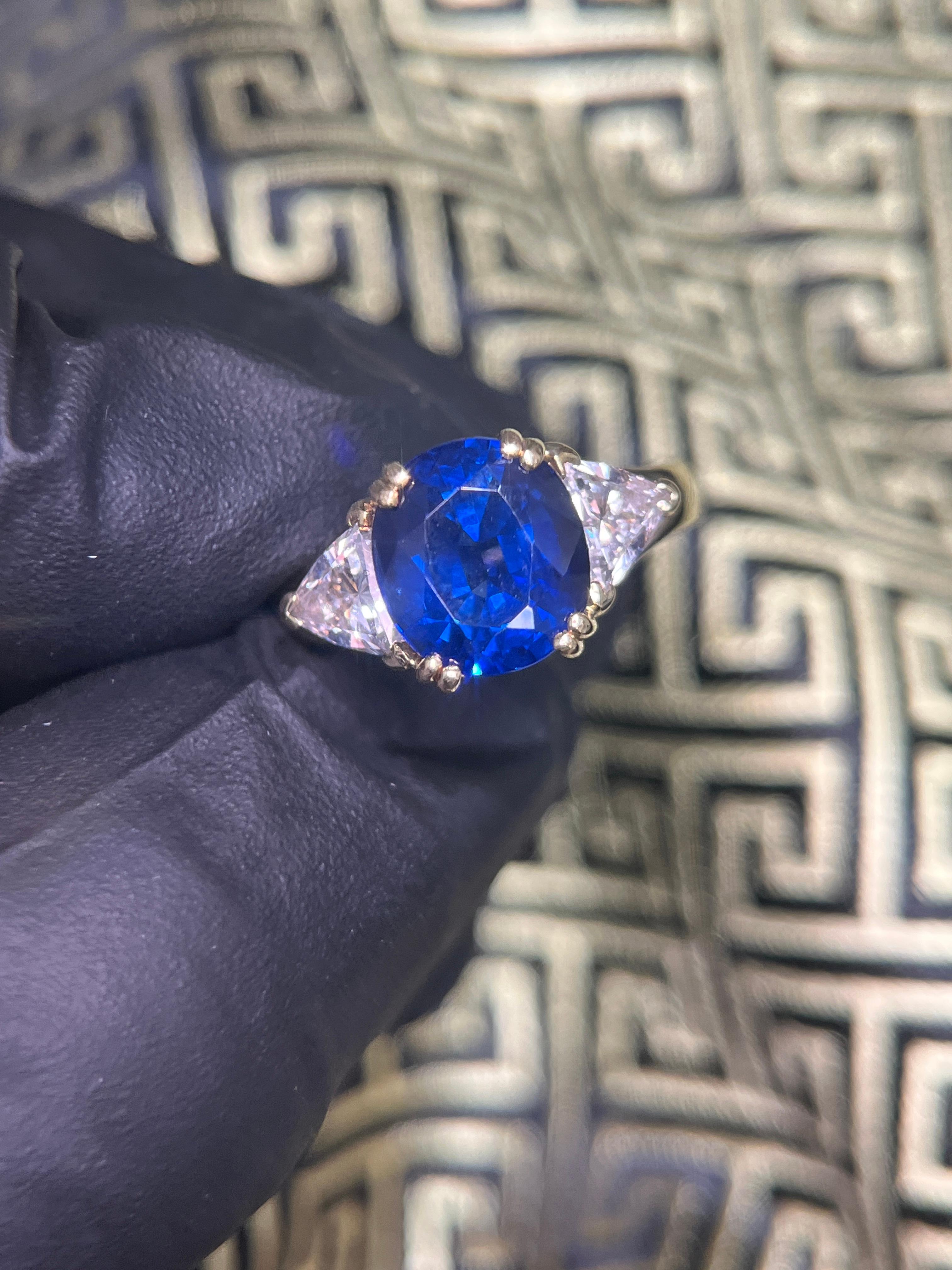 GIA Certified Oval Cut Blue Sapphire and Trillion Cut Diamond 3 Stone 18k Ring  For Sale 5