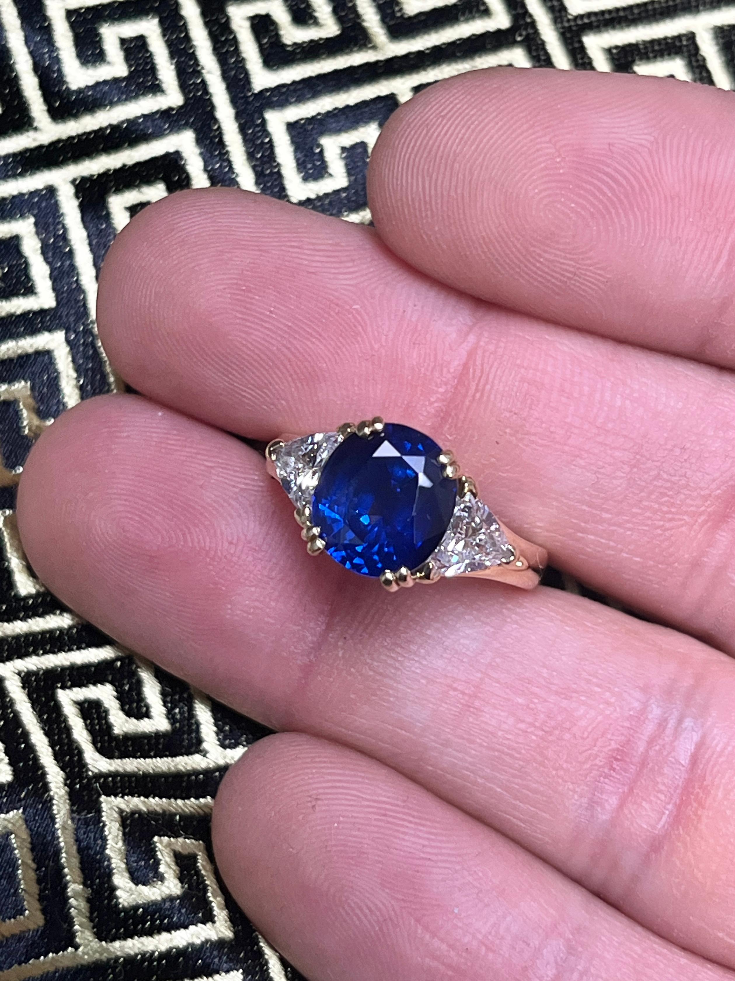 Art Deco GIA Certified Oval Cut Blue Sapphire and Trillion Cut Diamond 3 Stone 18k Ring  For Sale