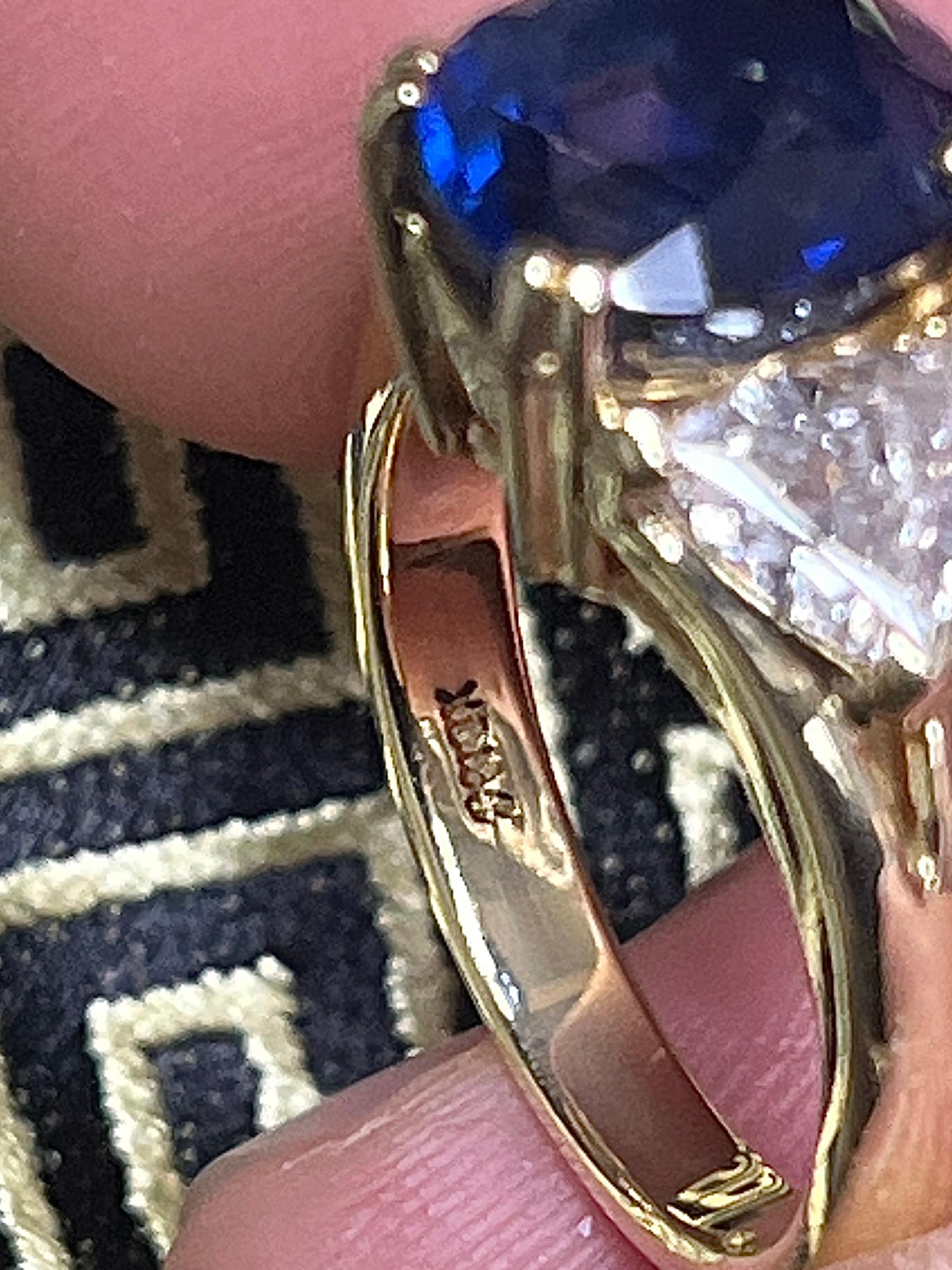 GIA Certified Oval Cut Blue Sapphire and Trillion Cut Diamond 3 Stone 18k Ring  In New Condition For Sale In Miami, FL