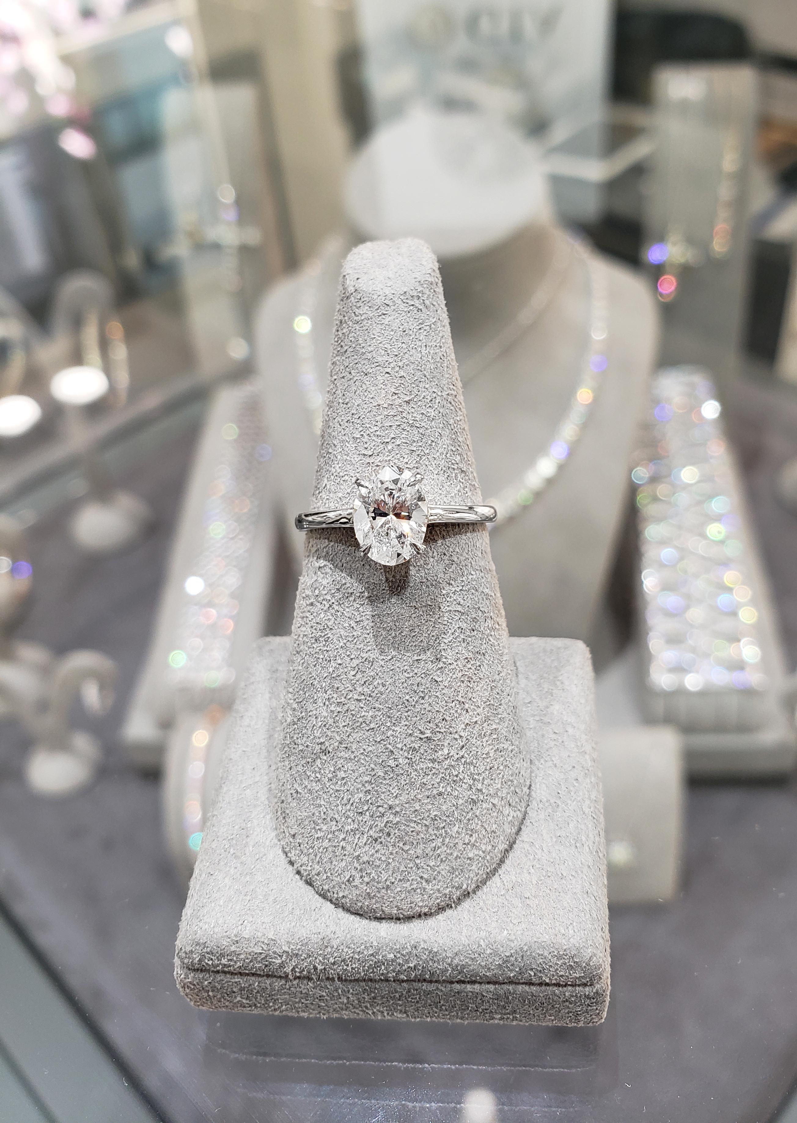 Roman Malakov, bague de fiançailles solitaire en diamant taille ovale certifié GIA Neuf - En vente à New York, NY