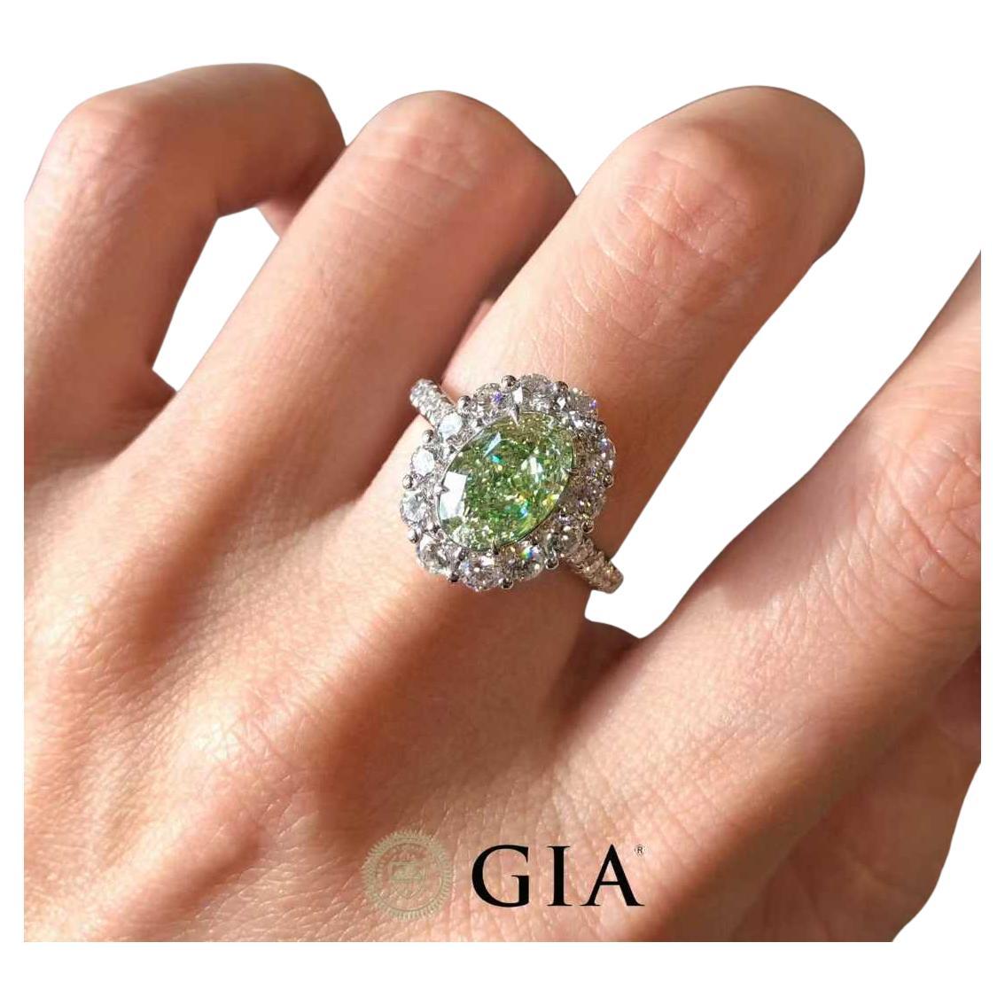 in vendita:  Anello di fidanzamento con taglio ovale certificato GIA con  Diamanti a raggiera in oro bianco 18 carati