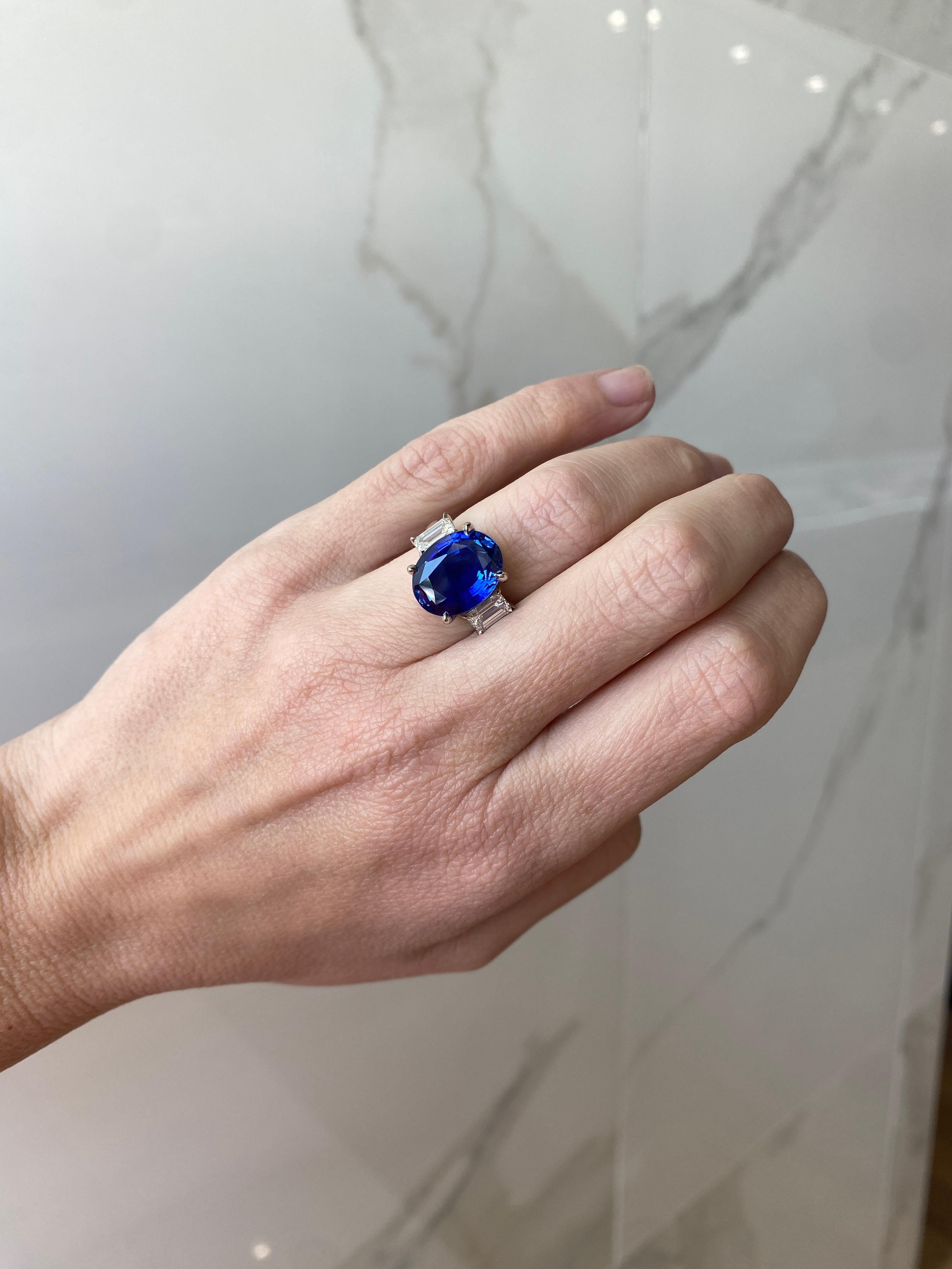 Platinring mit drei Steinen, GIA-zertifizierter natürlicher Ceylon-Saphir im Ovalschliff im Angebot 1