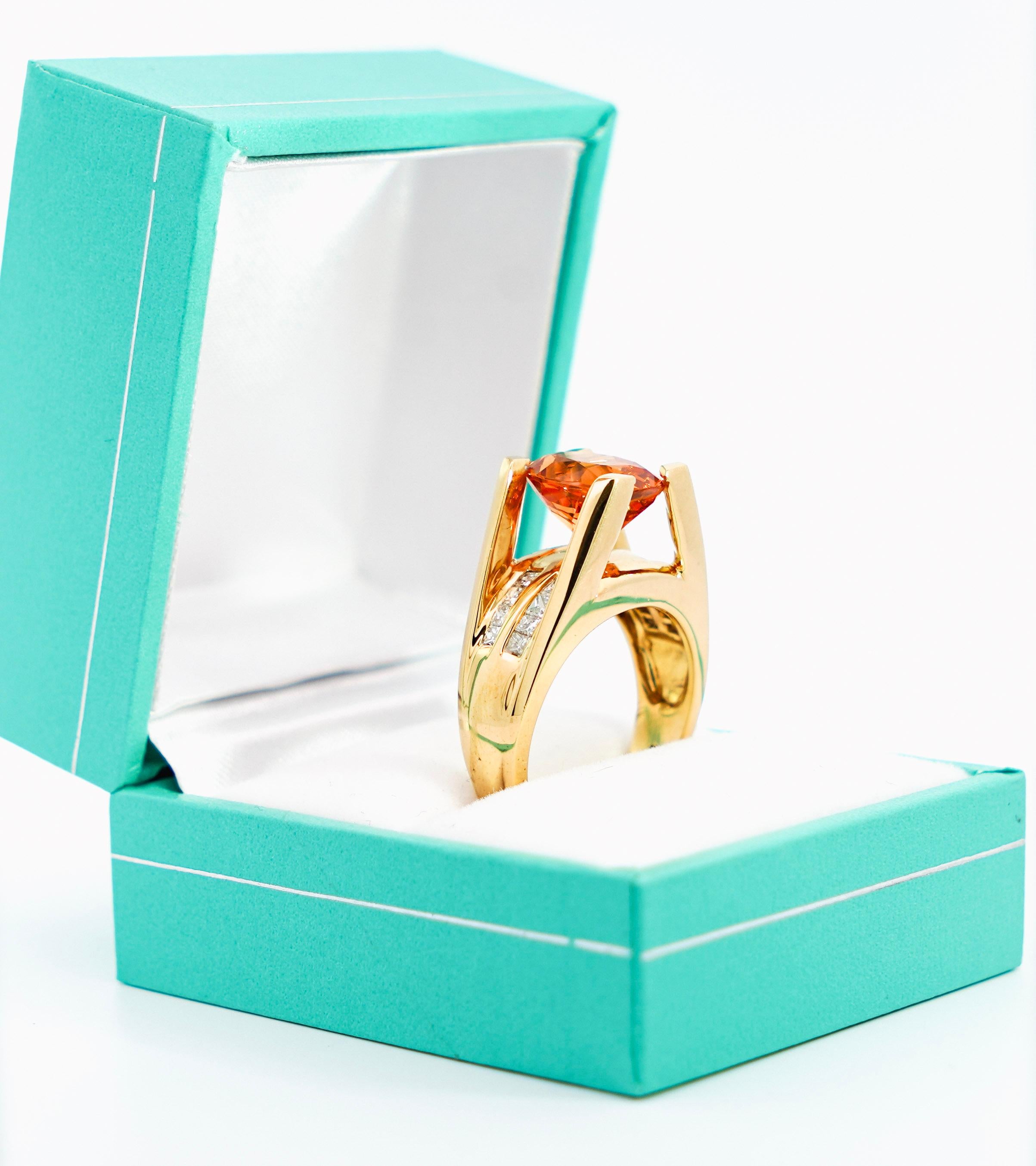 GIA-zertifizierter Ring mit orangefarbenem Spessartin-Granat und Diamant im Ovalschliff im Zustand ��„Hervorragend“ in Miami, FL