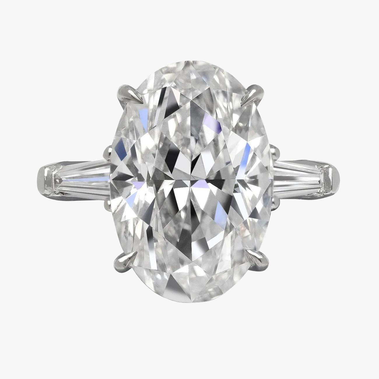 Erhöhen Sie Ihre Eleganz mit diesem atemberaubenden GIA-zertifizierten ovalen 3.10-Karat-Diamantring, der mit spitz zulaufenden Baguette-Diamanten verziert ist. In seinem Zentrum steht ein atemberaubender Diamant im Ovalschliff, der vom angesehenen