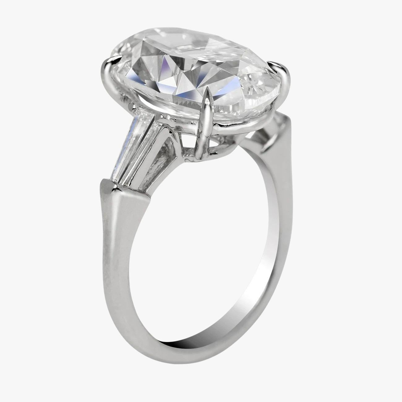 GIA-zertifizierter Verlobungsring mit ovalem Diamantschliff (3,10 Karat) und spitz zulaufendem Baguette (Zeitgenössisch) im Angebot