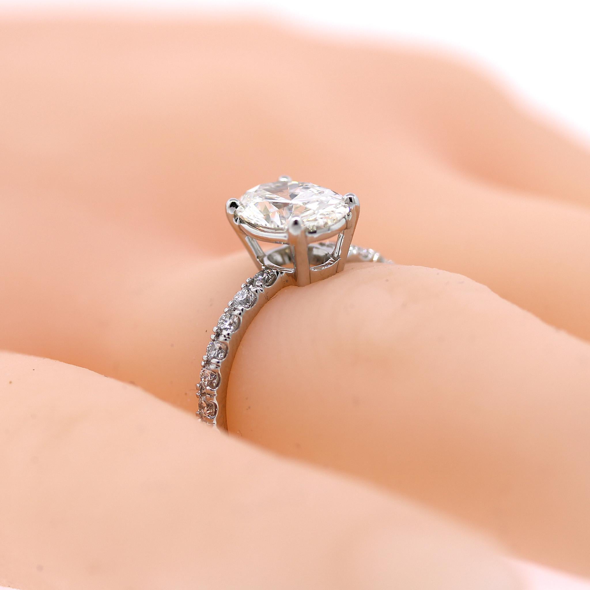 GIA-zertifizierter ovaler Diamant-Verlobungsring im Zustand „Hervorragend“ im Angebot in New York, NY