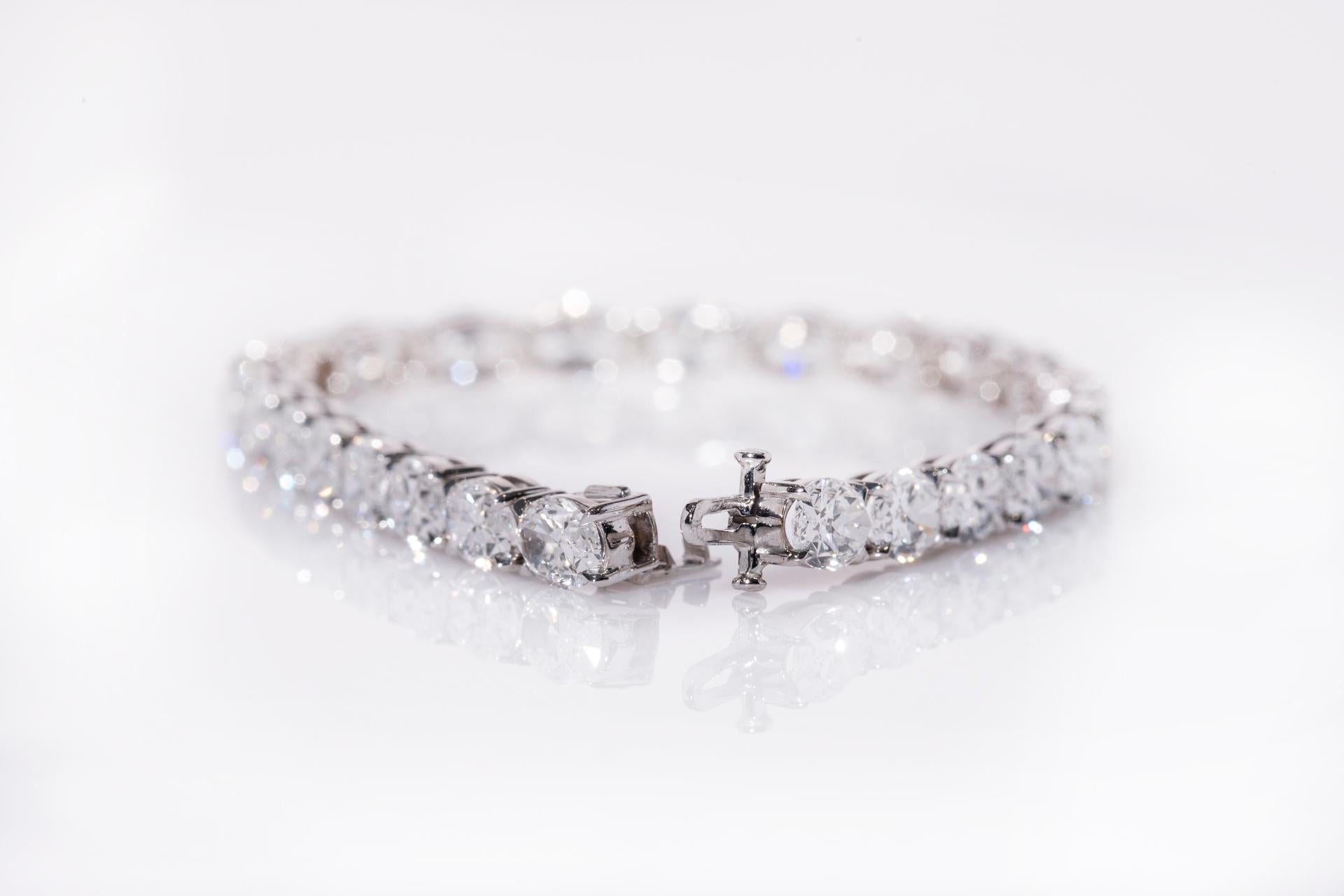 18k handmade tennis bracelet set with GIA certified diamonds E-F color and VS2-SI1 clarity.