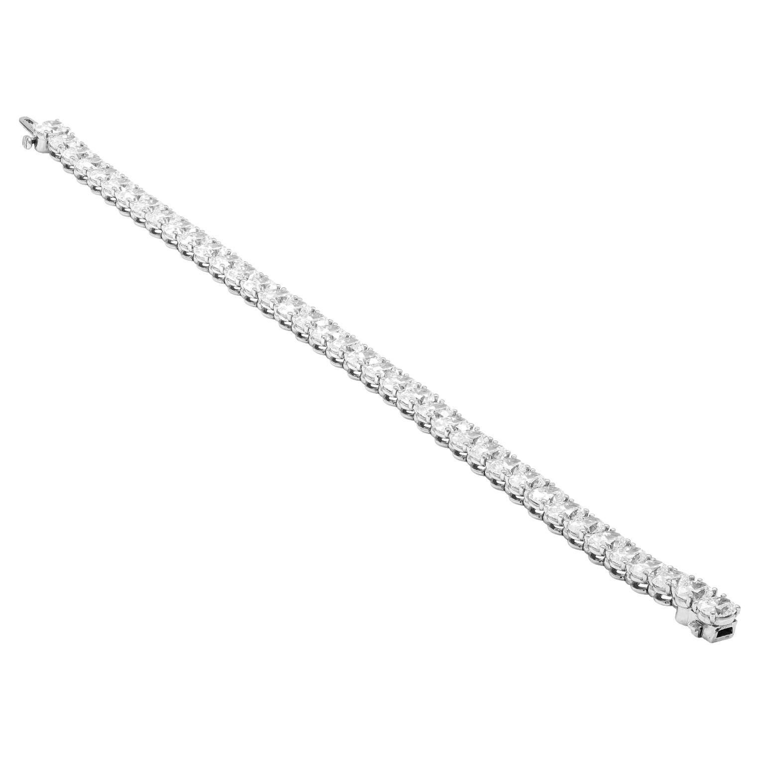 GIA Certified Oval diamonds bracelet in Platinum
39 stones: 0.40ct each
TCW: 15.60ct
7” long 

All stones GIA CERTIFIED:
0.40 E VS2 GIA#2427893710
0.40 D VS2 GIA#1429896075
0.40 D VS2 GIA#7422937100
0.40 F VS1 GIA#1415740538
0.40 D VS1