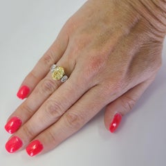 Anello a tre pietre con diamante giallo fantasia ovale certificato GIA