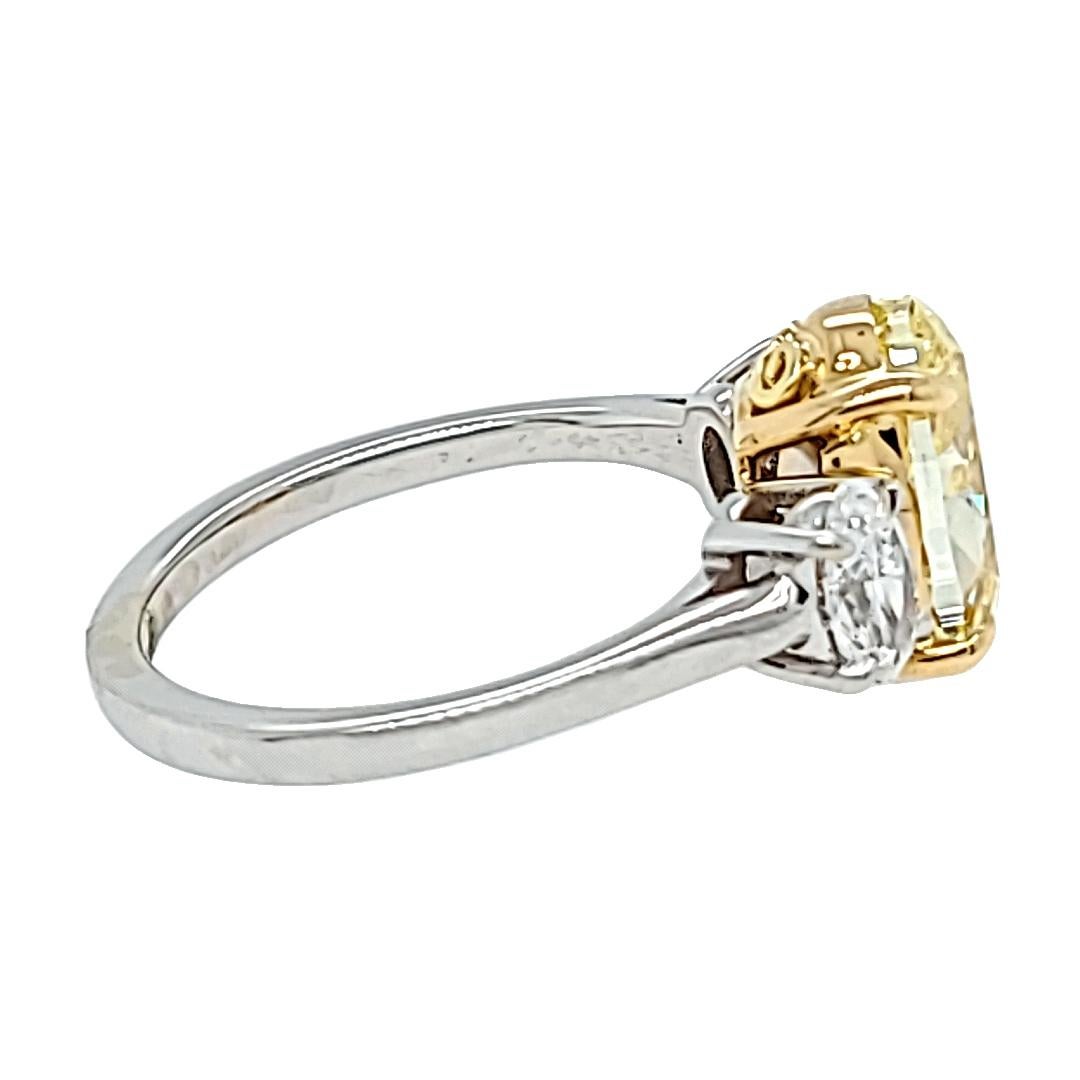Taille ovale Bague à trois pierres avec diamant jaune fantaisie ovale certifié GIA en vente