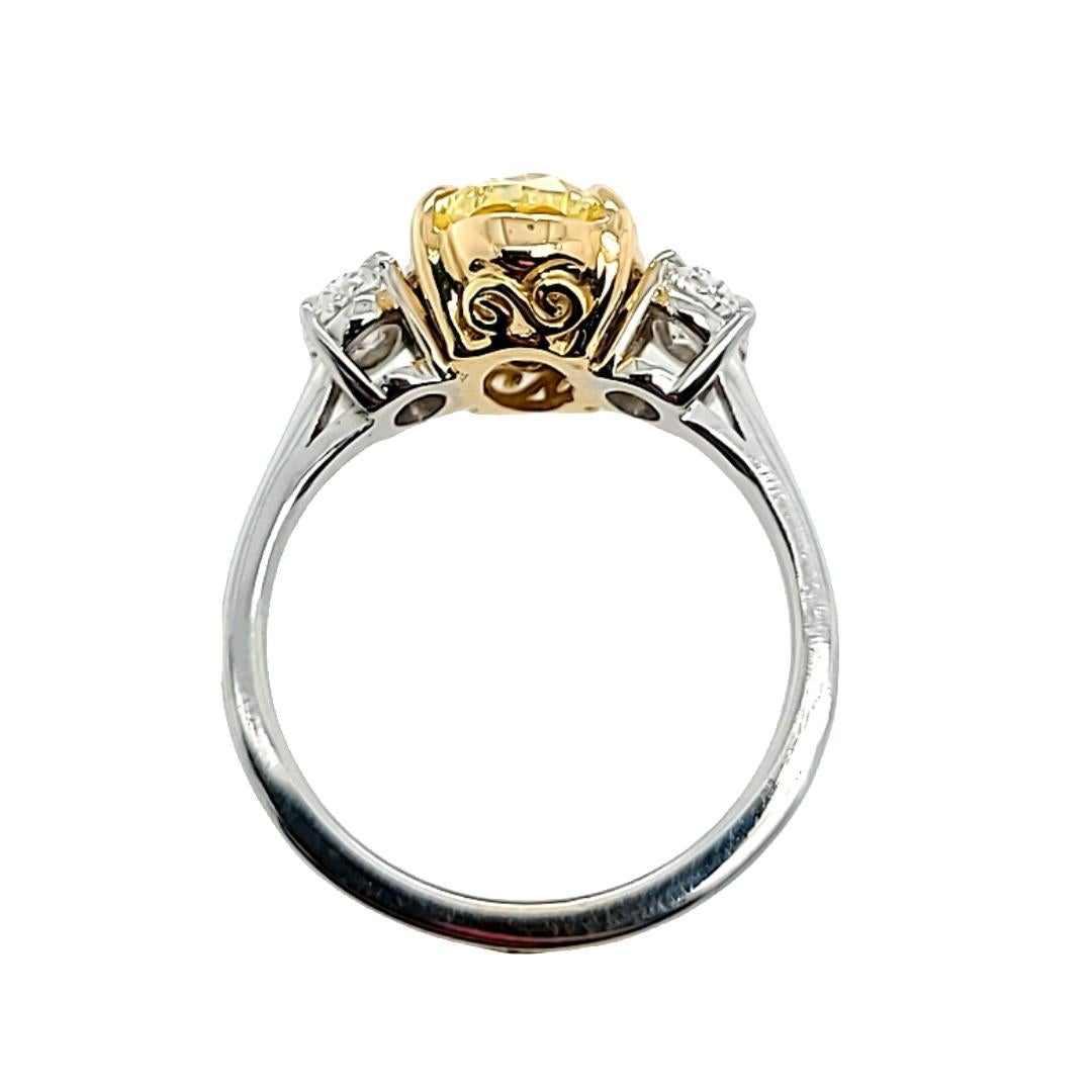 Bague à trois pierres avec diamant jaune fantaisie ovale certifié GIA Neuf - En vente à Coral Gables, FL