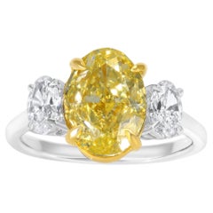 Bague à trois pierres avec diamant jaune fantaisie ovale certifié GIA
