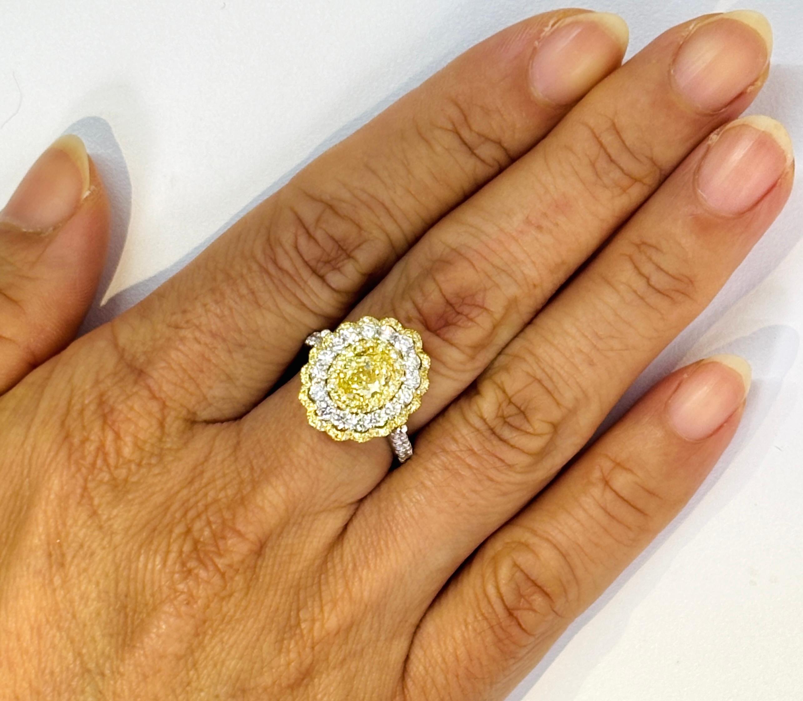 Ciondolo e anello di diamanti ovali naturali di colore giallo intenso certificati GIA In condizioni Nuovo in vendita a Hong Kong, HK