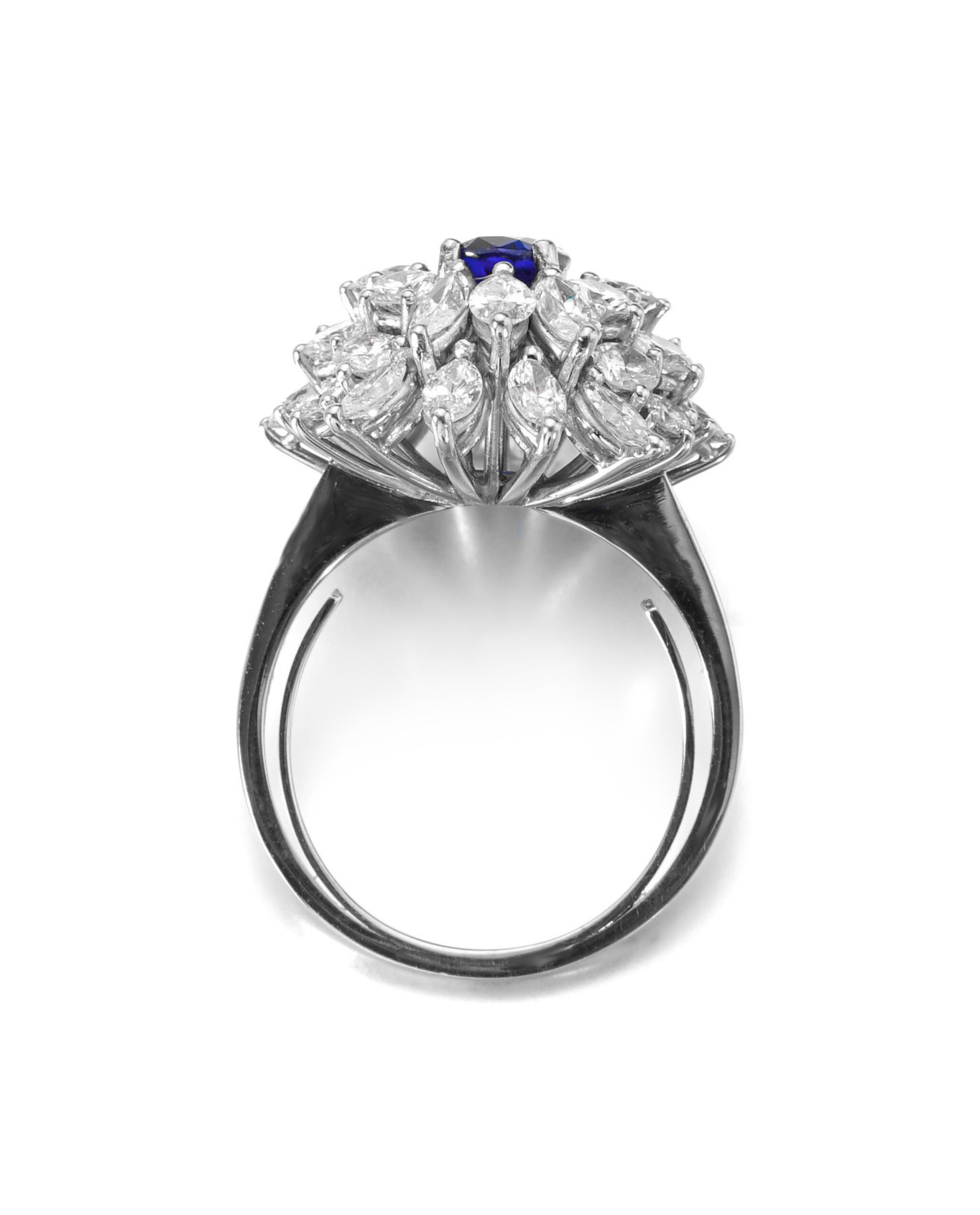 Cette élégante bague en platine met en valeur un saphir de Ceylan de 2,00 carats certifié par le GIA, célèbre pour sa teinte bleue vive et son état naturel, non chauffé - une rareté parmi les saphirs de qualité. Cette gemme de taille ovale provient