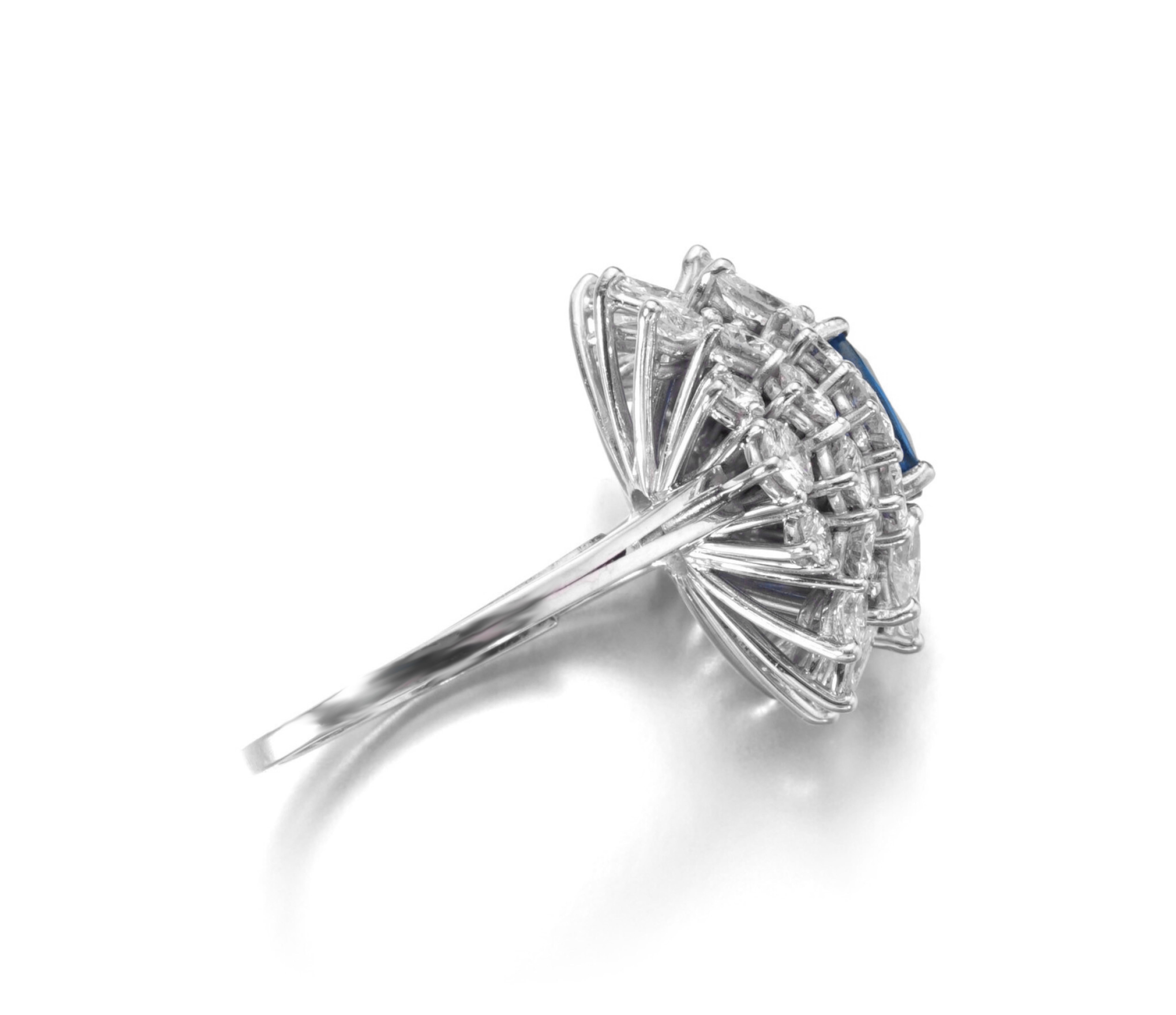 Contemporain Bague cocktail ovale non chauffée en saphir de Ceylan et diamants certifiés GIA en vente
