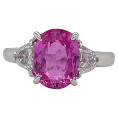 Anillo de tres piedras con zafiro rosa ovalado y diamante certificado por el GIA en oro blanco de 18k
