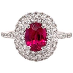 Bague en or blanc 18 carats avec double halo de diamants et rubis ovale certifié GIA de 2,07 carats