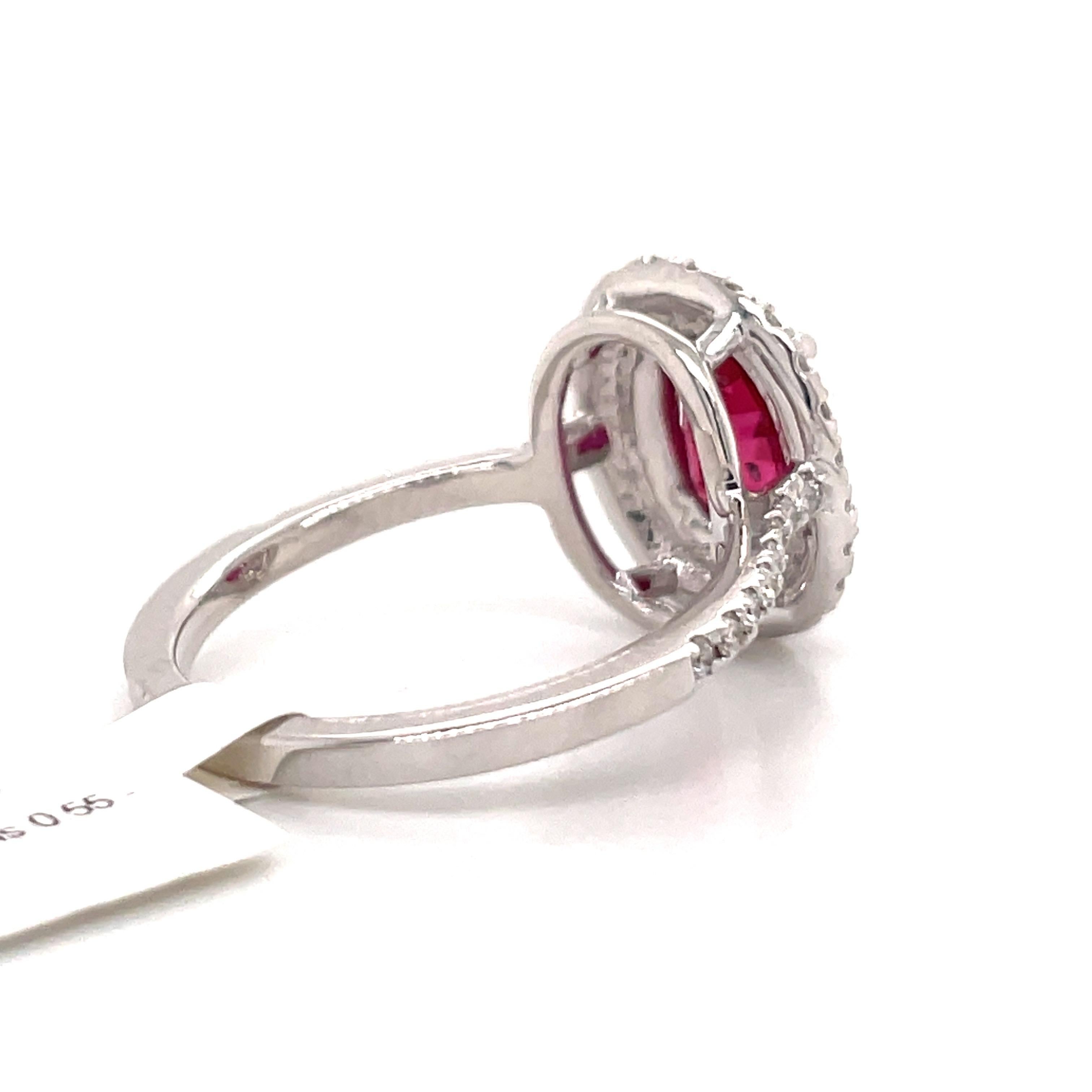 Bague en or blanc 18 carats avec double halo de diamants et rubis ovale certifié GIA de 2,07 carats en vente 3