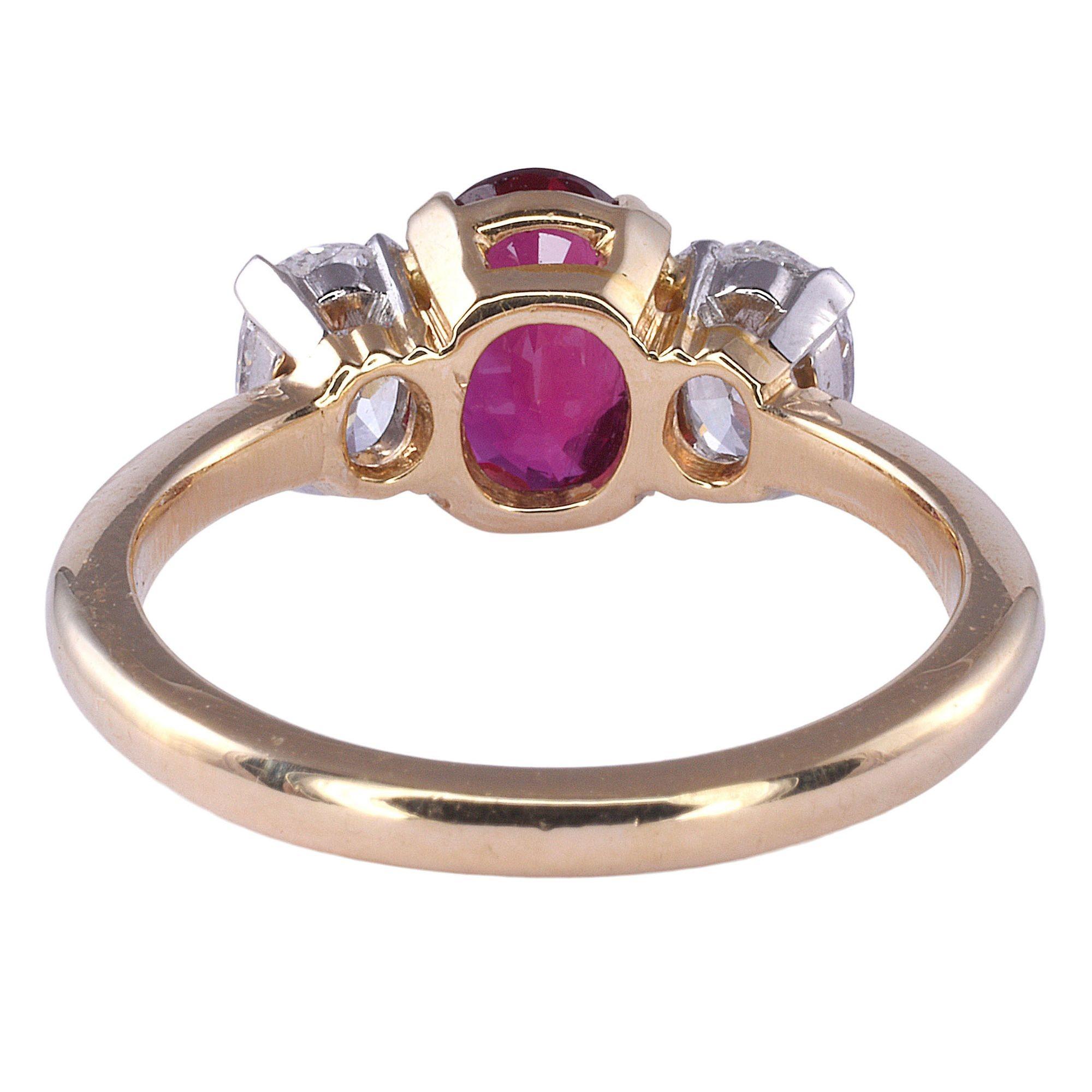 Taille ovale Bague 18 carats certifiée GIA, rubis ovale et diamant ovale en vente