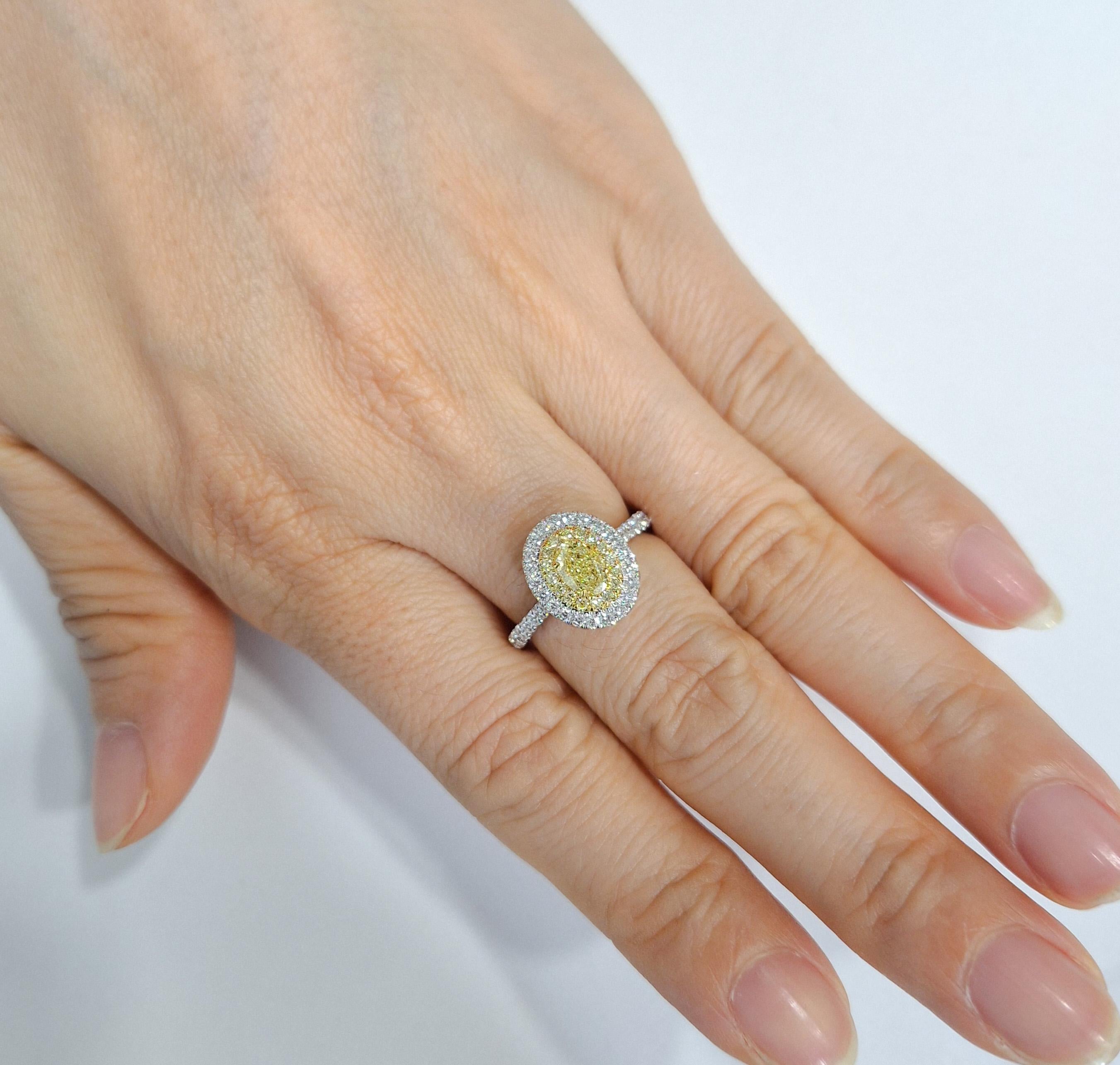 Taille ovale Bague en or 18 carats certifiée par le GIA, de forme ovale, avec diamant jaune fantaisie et diamant blanc en vente
