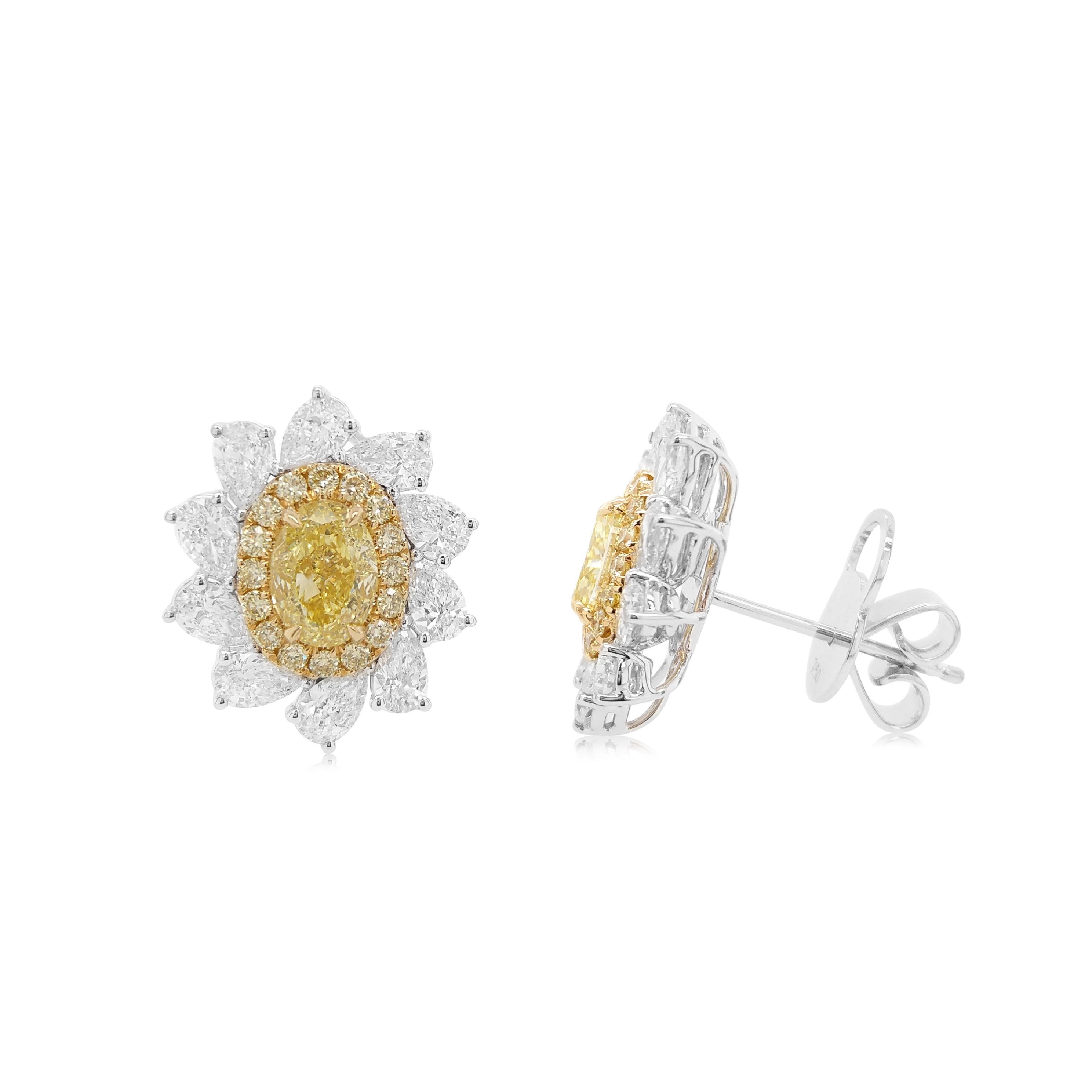 Squisiti orecchini con diamanti gialli ovali e fantasia, certificati GIA e realizzati in oro 18 carati, circondati da diamanti bianchi a forma di pera. Le pietre centrali gialle irradiano calore e brillantezza, mentre i diamanti bianchi aggiungono