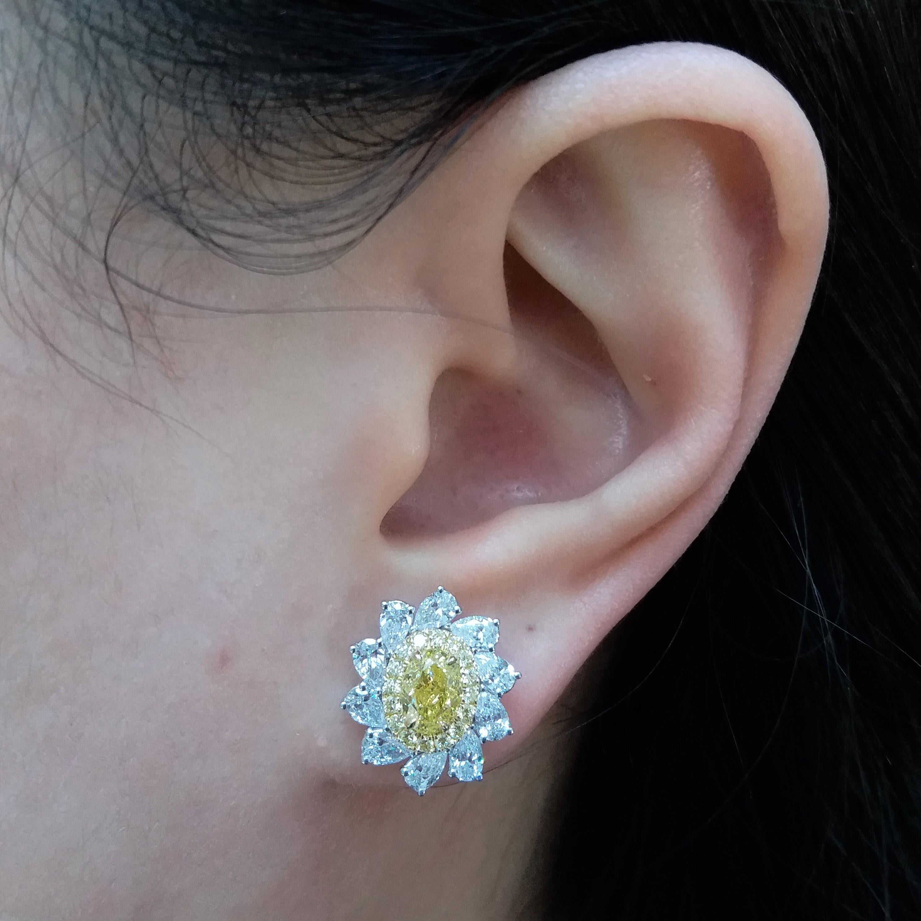 Taglio ovale Orecchini di diamanti gialli Nature Fancy certificati GIA di forma ovale in oro 18 carati in vendita