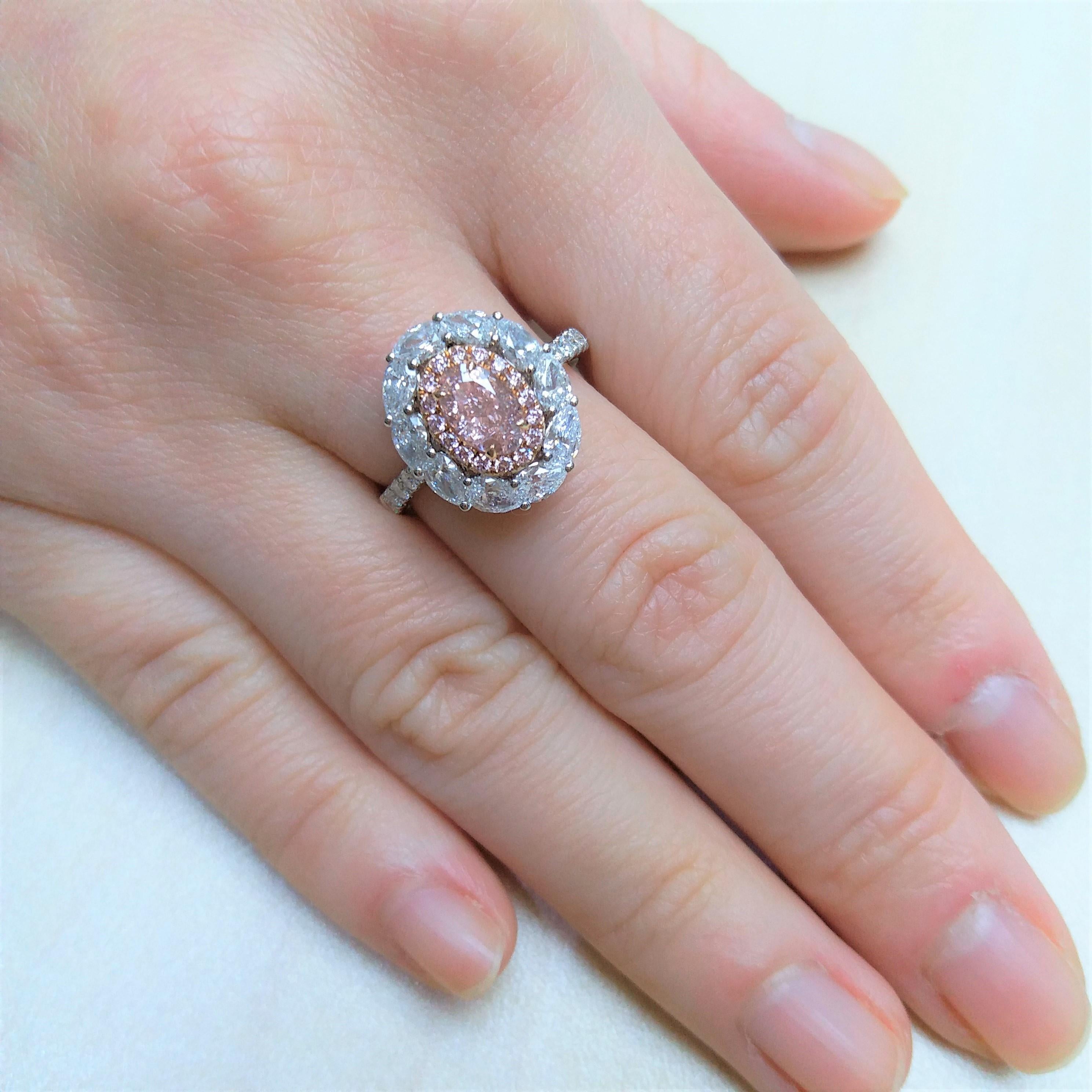 Anello in oro 18 carati con diamante rosa a forma ovale e diamante bianco a forma di pera certificato GIA In condizioni Nuovo in vendita a Hong Kong, HK