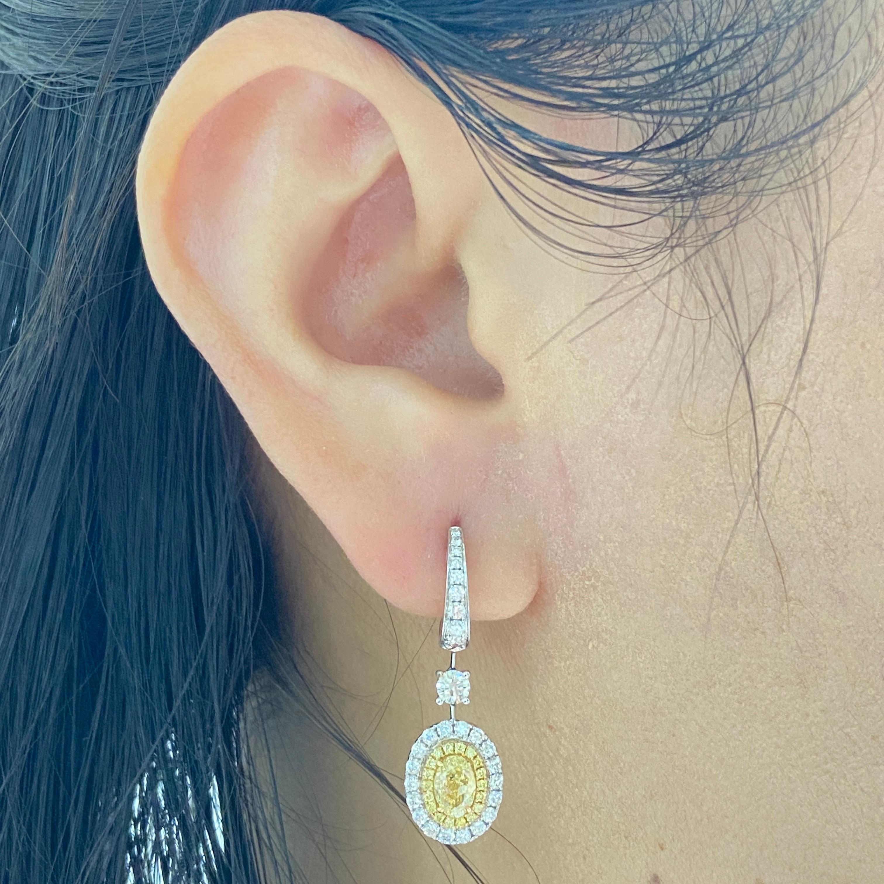 Donna Orecchini pendenti in oro 18 carati con diamante giallo ovale certificato GIA e diamante bianco in vendita