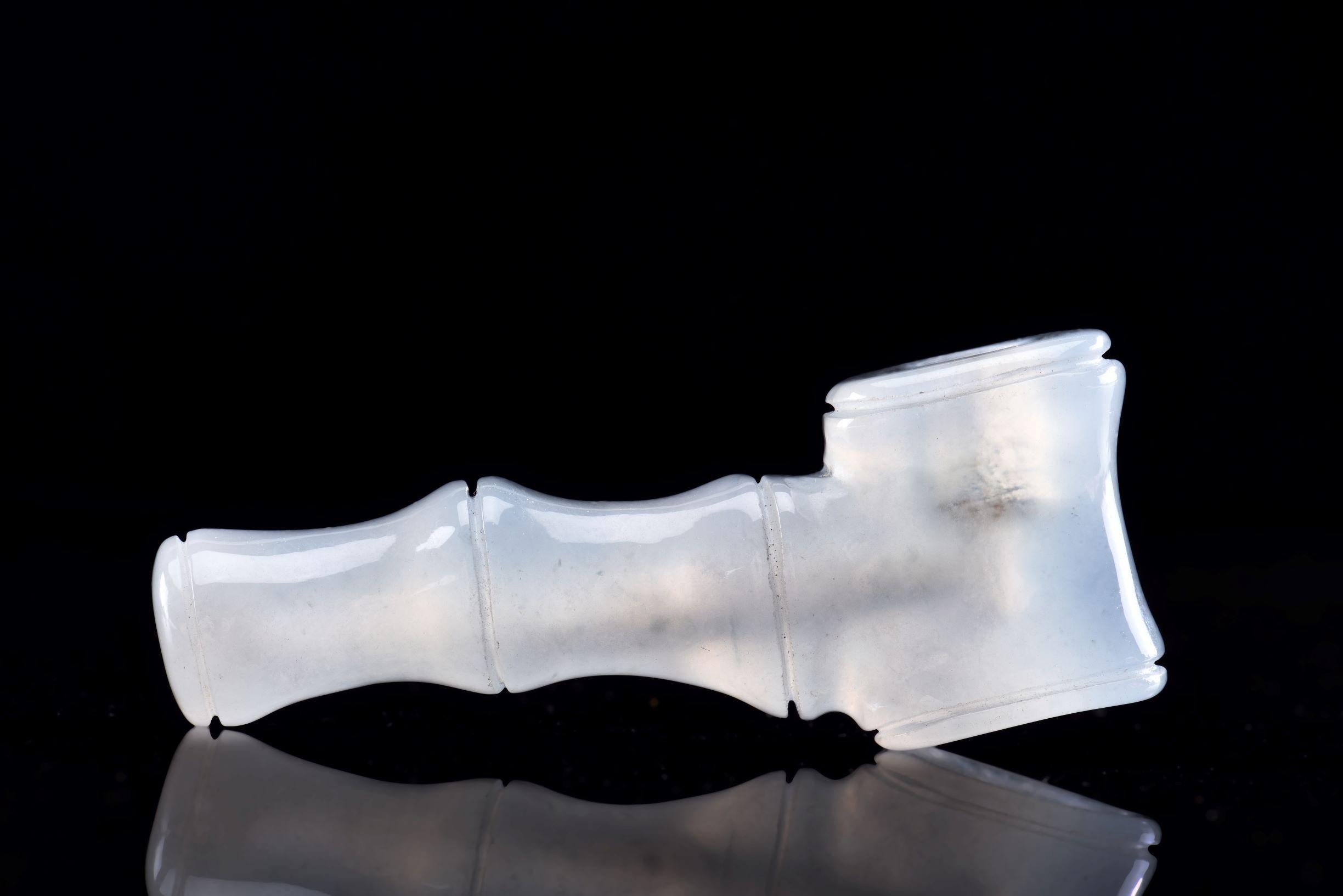 da uomo o donna Coppia certificata GIA di ornamenti per pipa da fumo in giada iridescente in vendita