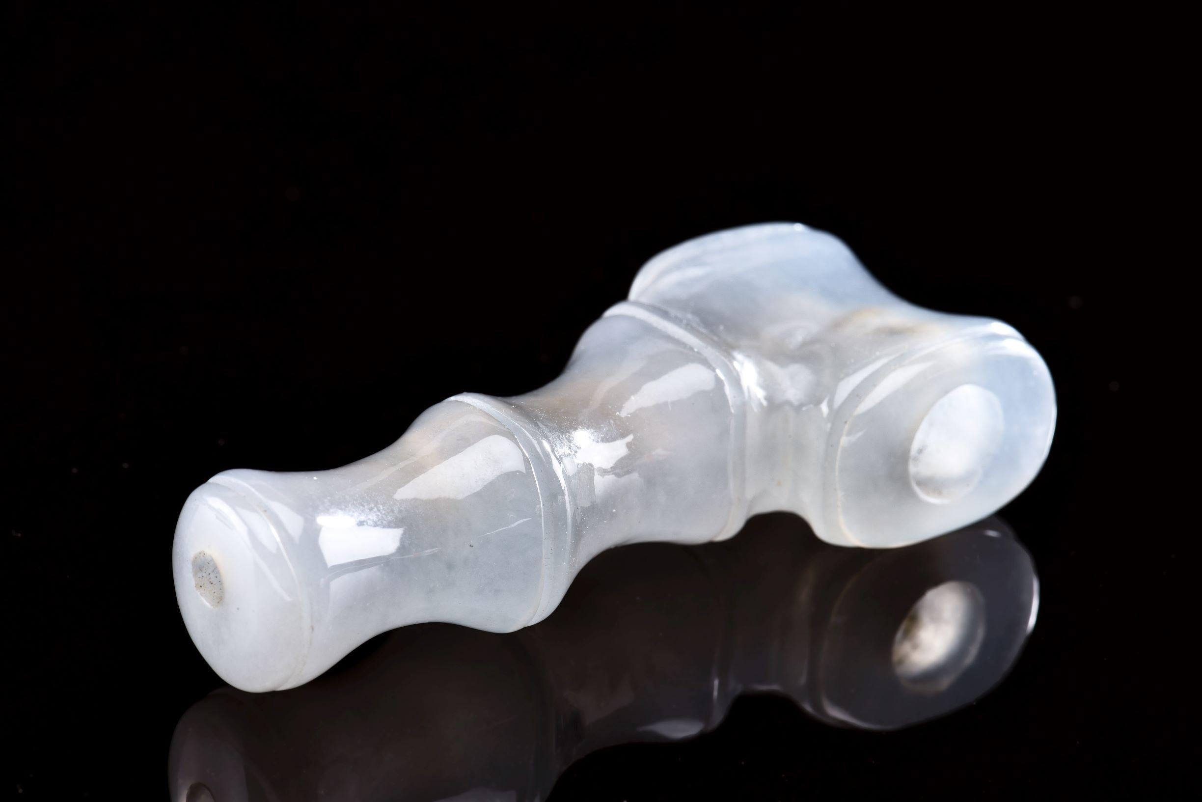 Coppia certificata GIA di ornamenti per pipa da fumo in giada iridescente in vendita 1