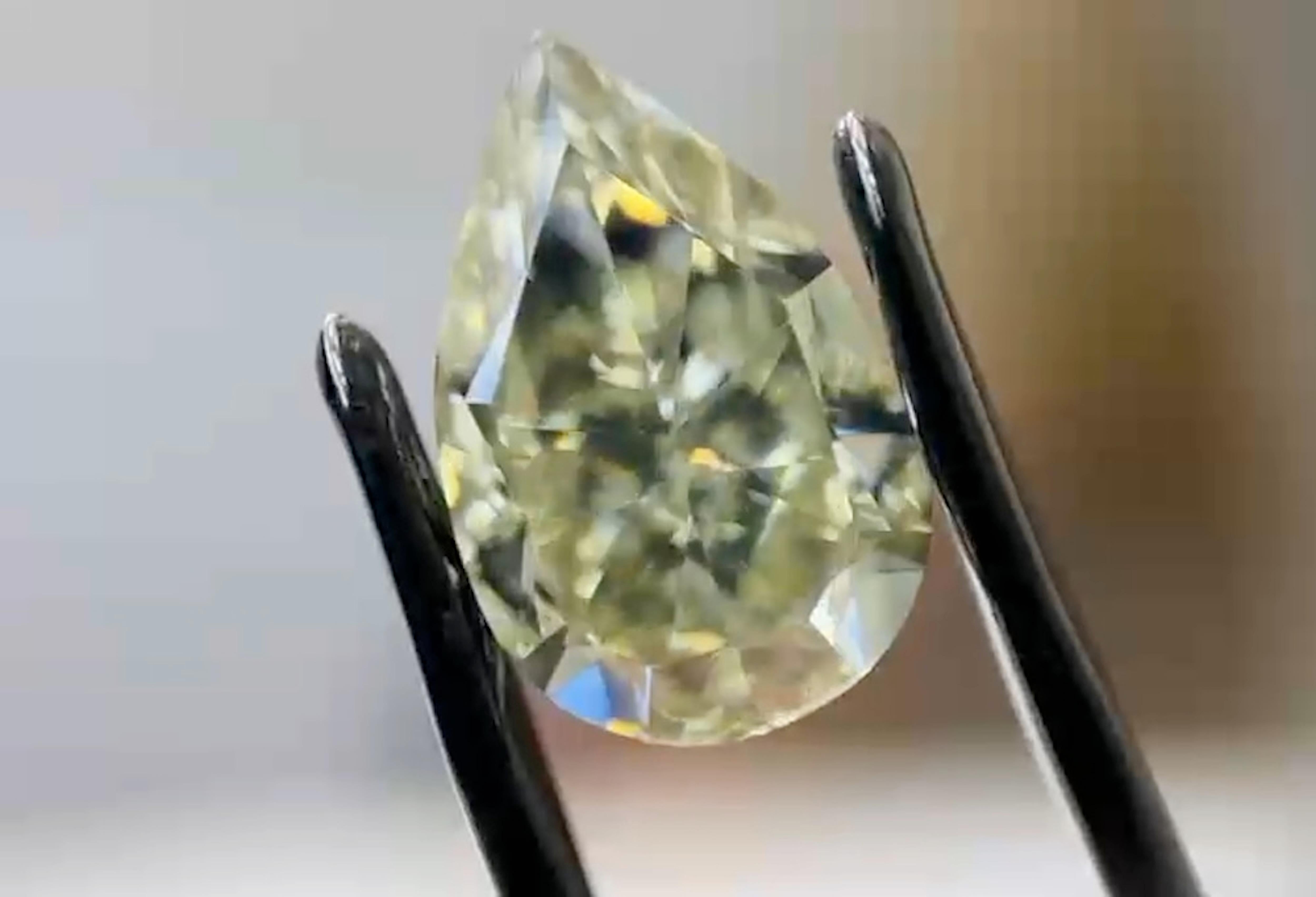 Rapport GIA #2165887491

GIA Radiant 8.27 Carat Natural Loose Grayish Yellowish Green VVS2

Couleur : Naturelle Grisâtre Vert jaunâtre

Forme et taille : Brilliante modifiée en forme de poire

Poids en carats : 8,27 carats

Clarté :
