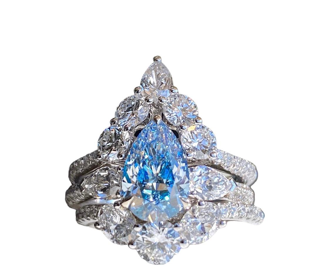 We invite you to discover this magnificent three-stone wedding ring set with a GIA pear-cut Blue diamond of 1.56 carats enhanced with two removable bands set with round and pear-cut colorless diamonds totaling 2,587ct.

you will have 3 styles of